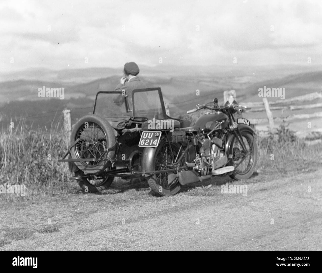 A.J.S. Motos M1 (de-luxe) ou M2 (standard) 996cc V-twin avec side-car, à partir de 1929 (série M), quelque part au pays de Galles appréciant la vue. En 1929, les M1 et M2 se sont vendus pour lb76,10s.0d. et lb66 respectivement. Voir : http://www.historywebsite.co.uk/Museum/Transport/Motorcycles/ajs4f.htm Banque D'Images