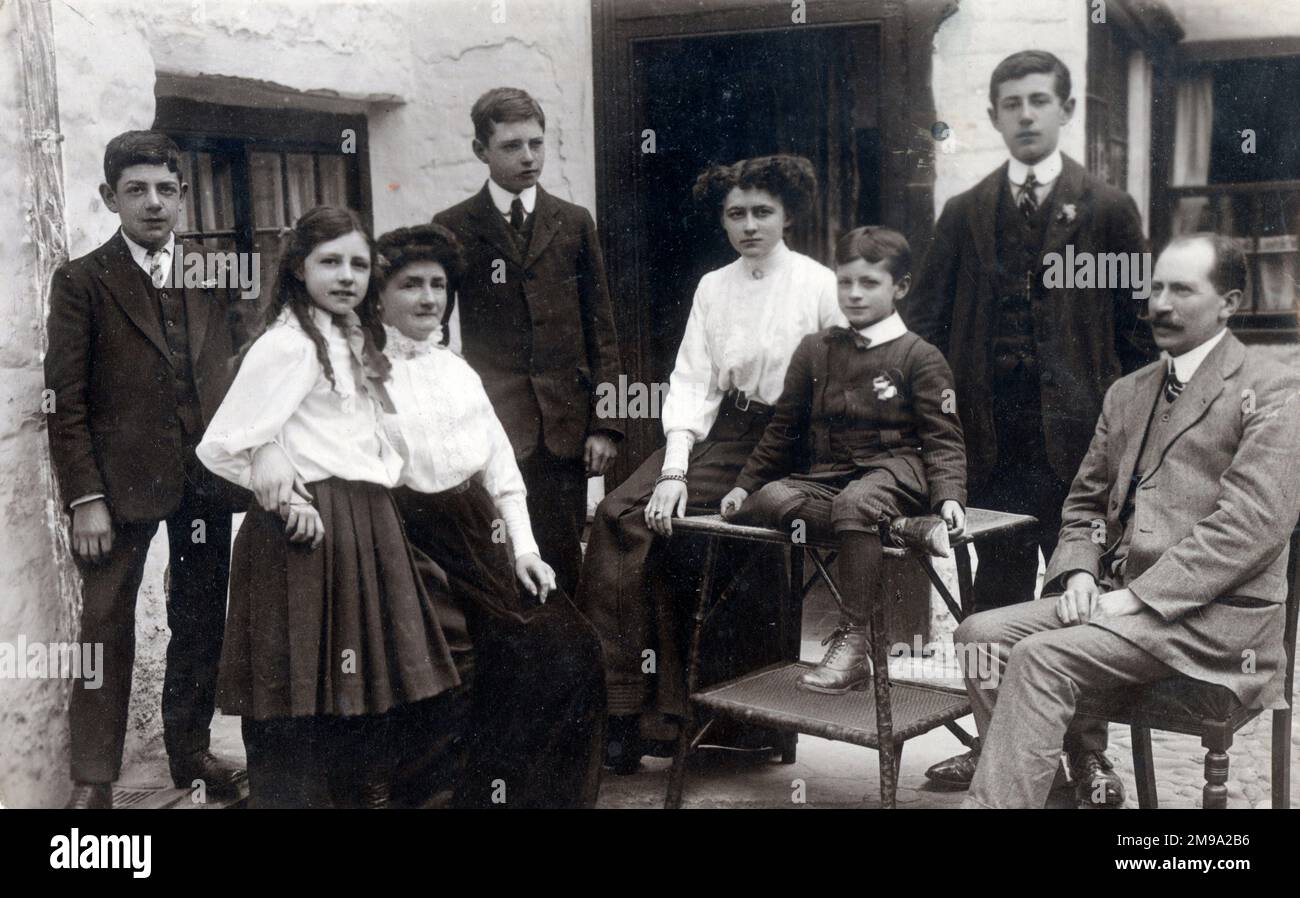 Grand groupe de familles photographié à l'extérieur de leur belle maison de campagne. Banque D'Images