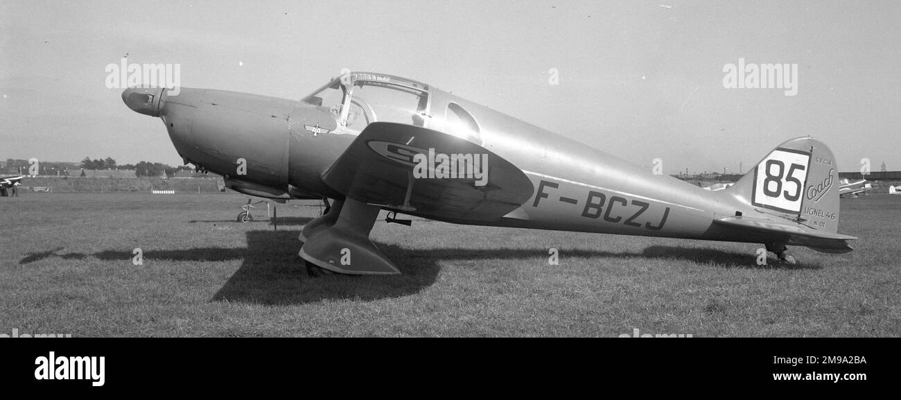SFCA Lignel 46 Coach F-BCZJ (msn 01). Ceci montre le premier prototype à l'aéroport de Shoreham pour la South Coast Air Race 1951, piloté par J. G. L. Lignel avec la course numéro 85, finissant en milieu de champ. Banque D'Images