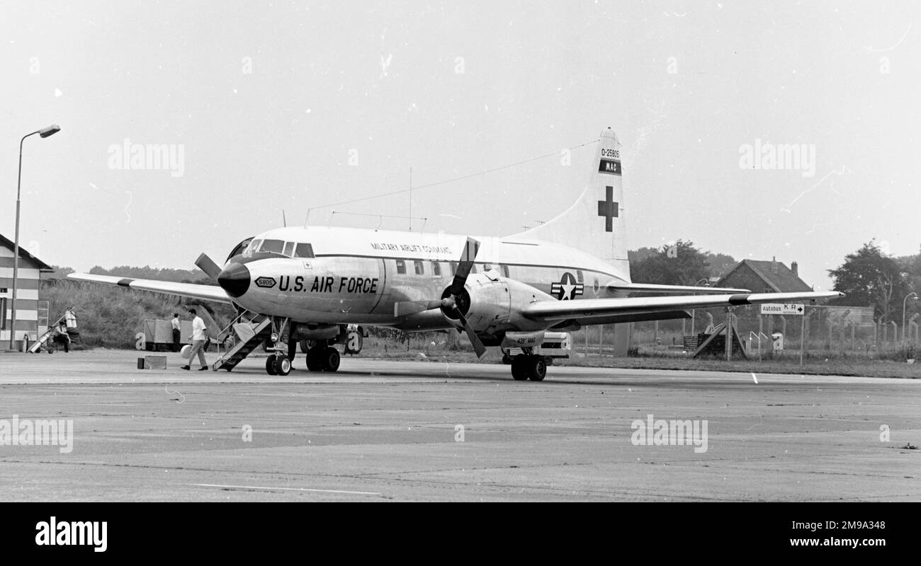 Convair C-131A Samaritan O-52-5805 (msn 53-25) aéronef d'évacuation de victimes du Commandement de transport aérien de notaire quelque part en Allemagne. 5805 a été transféré au MASDC sous le nom CS023 le 1 avril 1975, puis à la Garde côtière américaine sous le nom de Convair HC-131A 5805 en 1976. Banque D'Images