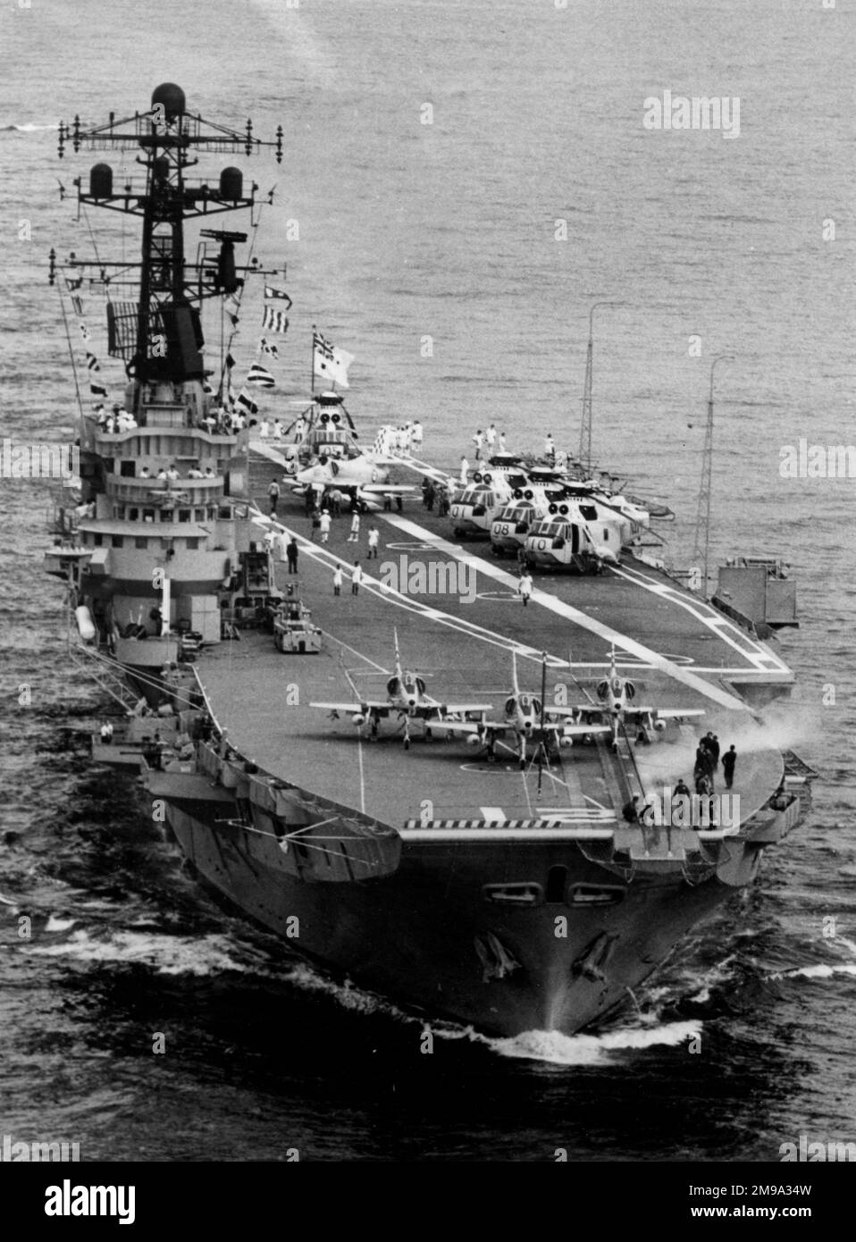 Son navire australien Majestys (HMAS) Melbourne (21) montré avec son complément de Douglas A-4G Skyhawks du 805 SQUADRON COURU allait entrer dans le port, avec le Roi de la mer de Westland Mk.50s du 817 Squadron COURU derrière. HMAS Melbourne (R21) était un porte-avions léger de classe Majestic exploité par la Royal Australian Navy (RAN) de 1955 à 1982:- homonyme: Ville de Melbourne commandé:1943 constructeur: Vickers-Armstrongs, Barrow-in-Furness établi:15 avril 1943 lancement:28 février 1945 sous le nom de HMS Majesticed:26 octobre 1955 sous le nom de HMAS Majsi Decomised:28 octobre 1955 HMAS Majsi Decomas HMAS Decomisas HMAS Decommisas Banque D'Images