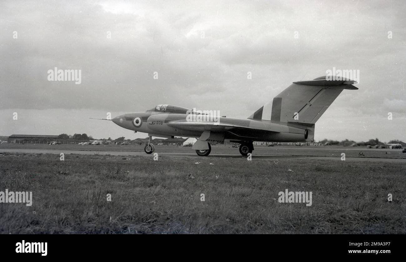 Gloster GA.5 Javelin 2nd prototype WD808, vu au point de décollage, au salon de l'air SBAC Farnborough 1952. Premier avion le 21 août 1952, 10 jours seulement avant le début public du nouveau chasseur Javelin. Notez que le premier prototype, WD804, avait volé le 21 novembre 1951 et s'était écrasé à Boscombe le 29 juin 1952 après avoir perdu les ascenseurs pour flotter. Date de la photographie 1-7 septembre 1952. Banque D'Images