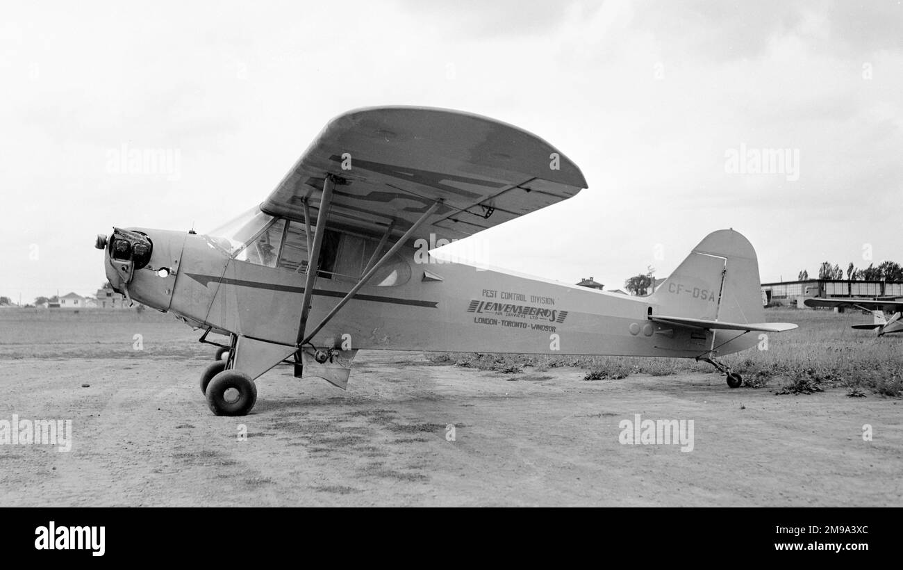 CUB Aircraft Corporation de Hamilton, J3, Piper Cub, CF-DSA, fabricant, no de série 180C. Fabriqué à Hamilton (Ontario) CANADA en juillet 1946. La désignation du modèle était J3-C65. CF-DSA était la propriété de Leavens Bros. Air Services Ltd. De Toronto. Il a été utilisé dans leur Division de la lutte antiparasitaire pour la pulvérisation de cultures agricoles aériennes avec des bureaux à London, Toronto et Windsor. Banque D'Images