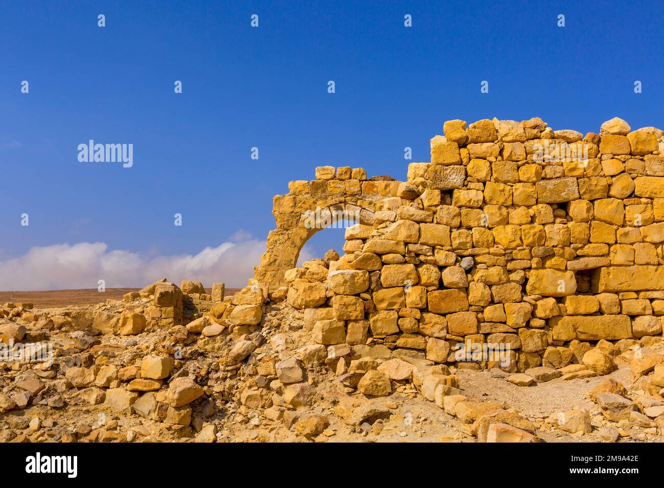 Arche et ruines des croisés Château de Shobak en Jordanie contre le ciel bleu Banque D'Images