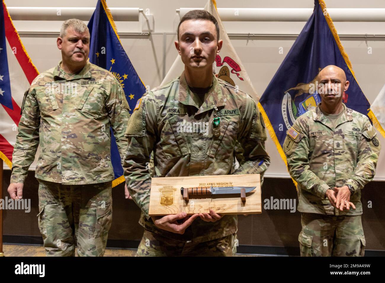 Nathaniel Miska, de Oakdale (Minnesota), spécialiste de la menuiserie et de la maçonnerie de la Compagnie des ingénieurs de la Garde nationale du Minnesota en 850th, a reçu une médaille de mention élogieuse de l’Armée de terre et un couteau gravé. Il était l'un des douze soldats de la Garde nationale qui ont participé à la 11-15 mai 2022 compétition de meilleur guerrier de la région IV, au Camp Ripley, au Minnesota, a participé à une cérémonie de remise des prix. La compétition annuelle teste les compétences militaires, la force physique et l'endurance des meilleurs soldats et officiers non commissionnés du Minnesota, du Wisconsin, de l'Iowa, de l'Illinois, du Michigan, Indiana et Ohio National Guards. Banque D'Images