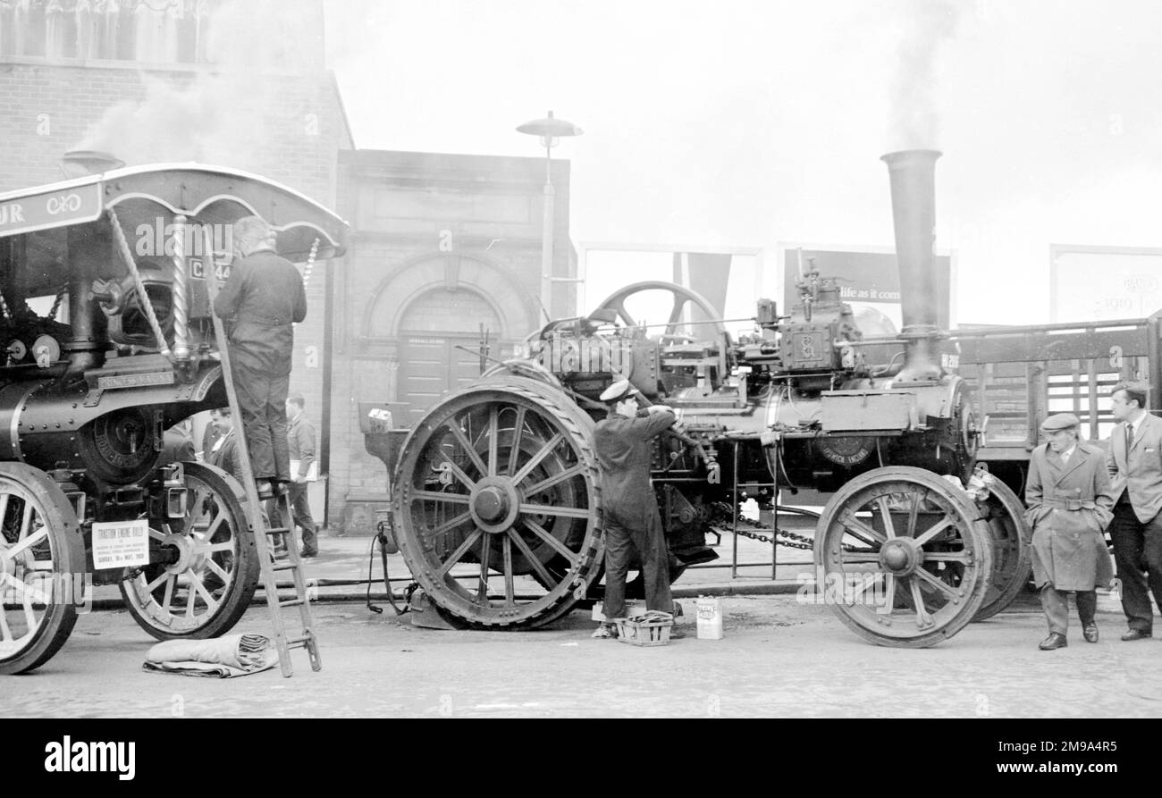 Lors d'un rallye de moteurs de traction devant le musée des sciences et de la technologie de Newhall Street, Birmingham :- Ransomes Sims & Jefferies General Purpose Engine, regn. BONJOUR 2816, numéro 42032, Velfrey Queen. Construit en 1931 par Ransomes Sims & Jefferies à Ipswich, équipé d'un moteur à vapeur composé 6 PSN. Avec Burrell Showmans Road Locomotive, Regn. CL 4483, numéro 3847, Princess Marina. Banque D'Images