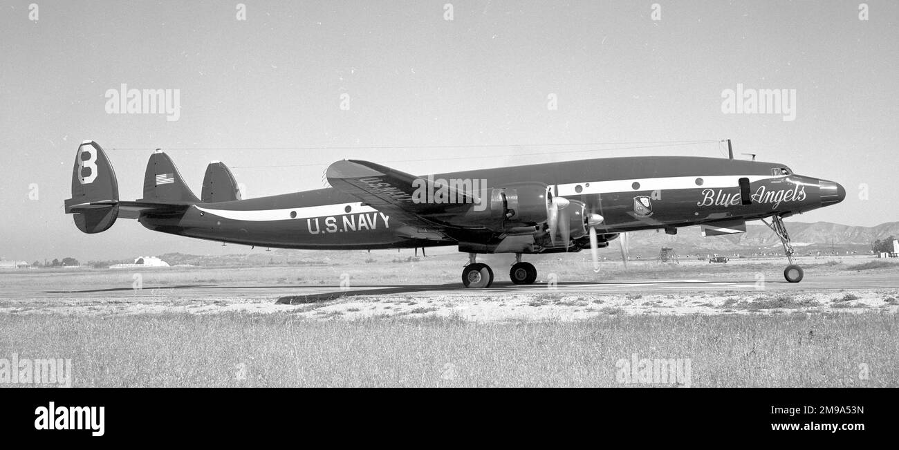 Marine des États-Unis - Lockheed VC-121J 131623 (msn 1049B-4124) 8. L'équipe acrobatique Blue Angels soutient l'avion. Construit en tant que Lockheed R7V-1and redésigné C-121J en 1962, modifié par la suite à la norme de transport VIP VC-121J. 131623 est devenu Blue Angel Number 8 en 1968 et a été affecté à l'équipe pour transporter le personnel de soutien et l'équipement vers des lieux de spectacle aérien autour des États-Unis. Le schéma de peinture bleu global illustré a été remplacé en 1969 par un schéma dans lequel la moitié supérieure du fuselage au-dessus de la ligne jaune était peinte en blanc. Le C-121J a remplacé le Skymaster du Douglas C-54 comme le Blue an Banque D'Images