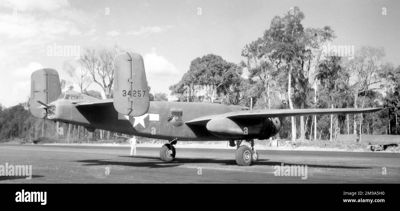 Armée de l'air des États-Unis - Amérique du Nord B-25H-1 Mitchell 43-4257 (msn 98-211259) pris en Birmanie. Banque D'Images