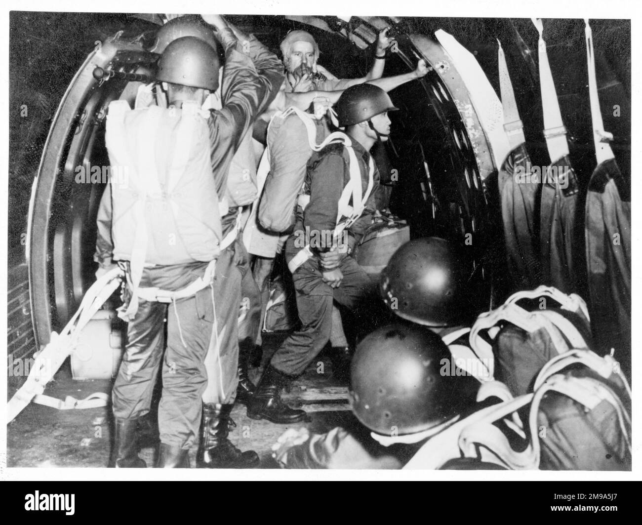 Entraînement du parachutistes thaïlandais par la Royal Air Force à la RAF Sembawang à Singapour 05:lumière rouge! Attente du signal du voyant vert pour le saut. (Allumé en rouge - en attente du voyant vert) Banque D'Images Entraînement du parachutistes thaïlandais par la Royal Air Force à la RAF Sembawang à Singapour 05:lumière rouge! Attente du signal du voyant vert pour le saut. (Allumé en rouge - en attente du voyant vert) Banque D'Images