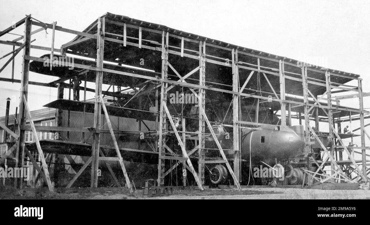 La division d'ingénierie XNBL-1 AS64215, (également connue sous le nom de Barling Bomber et Witteman-Lewis XNBL-1 et McCook Field Project P-303), pendant la fabrication à Witteman-Lewis Co Conçu par Walter Barling, le XNBL-1 (NBL=bombardement de nuit-longue distance) était un grand triplan, propulsé par six moteurs Liberty L-12 420hp, un train d'atterrissage quadruple et quatre queues. Sous contrat avec Witteman-Lewis Co pour la fabrication à Hasbrouck Heights, il a été expédié par train, non assemblé, en sections, à Wright Field. Premier vol effectué le 22 août 1923, il n'a été que quelques fois avant d'être démantelé et mis au rebut en 1928. Banque D'Images