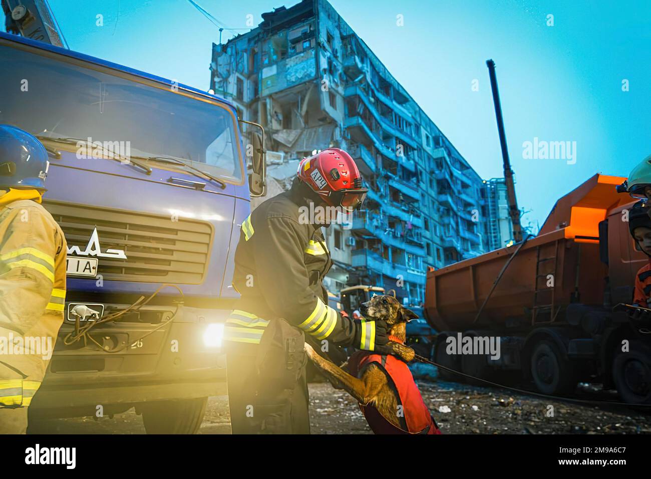 Les braves sauveteurs du Service d'urgence de l'Ukraine fouillent les décombres d'un immeuble d'appartements à Donipro, en Ukraine, à la suite d'une frappe de missile russe. Photo: Service d'urgence de l'État de l'Ukraine Banque D'Images