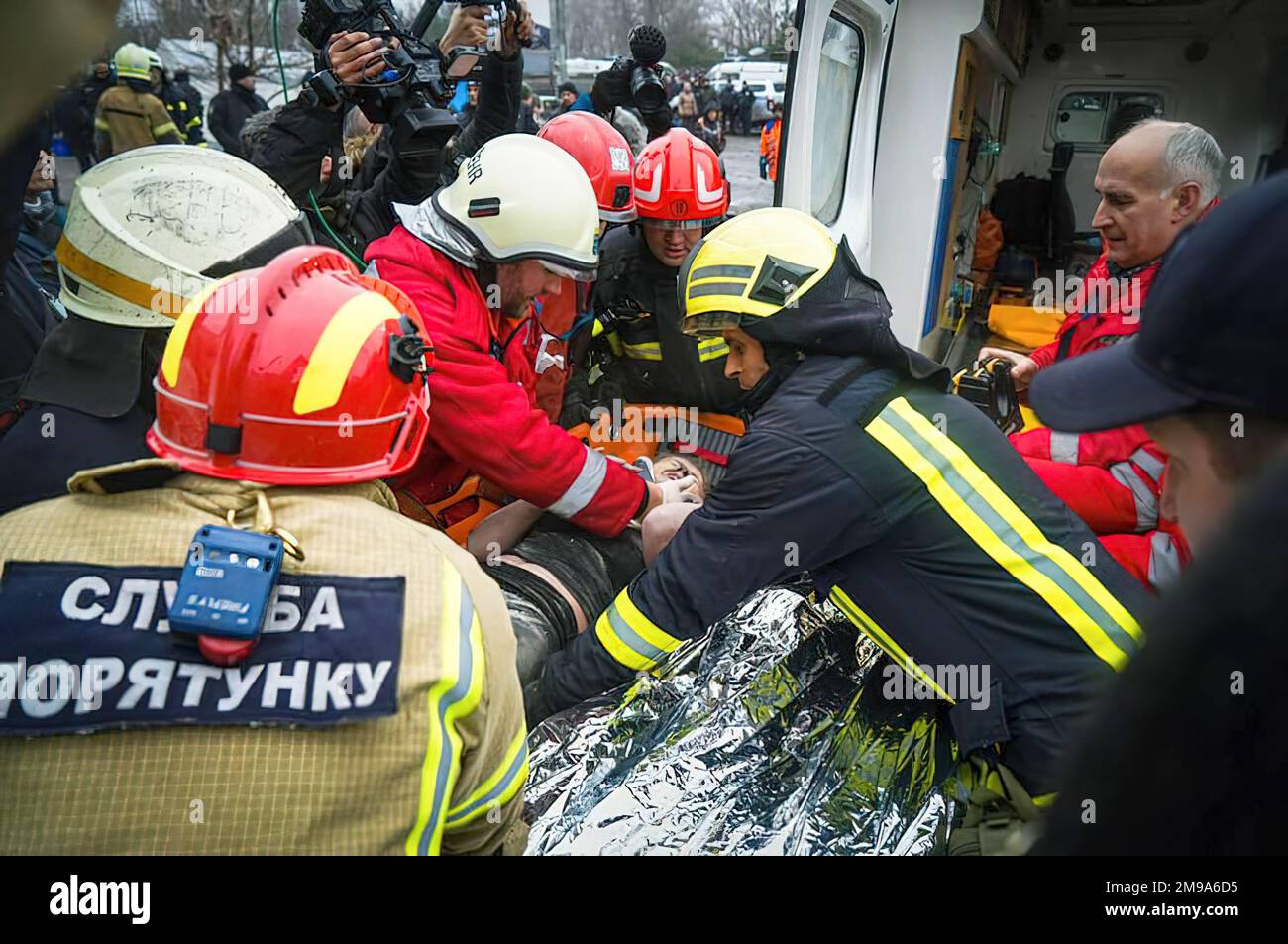 Les braves sauveteurs du Service d'urgence de l'Ukraine fouillent les décombres d'un immeuble d'appartements à Donipro, en Ukraine, à la suite d'une frappe de missile russe. Photo: Service d'urgence de l'État de l'Ukraine Banque D'Images
