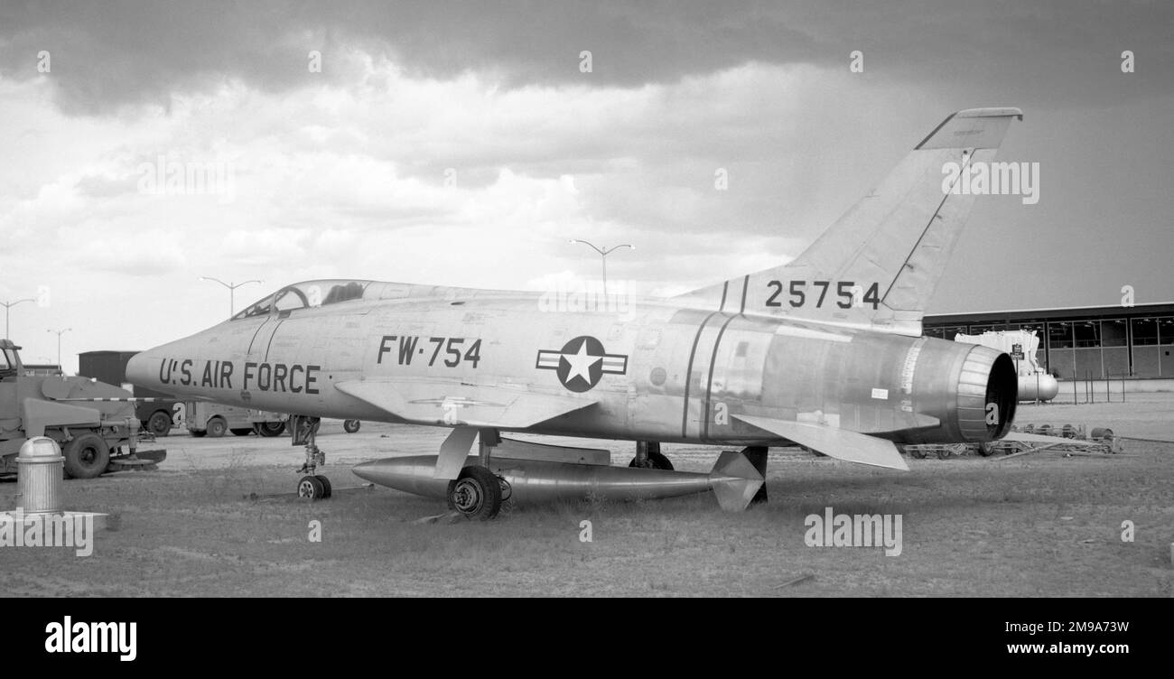 United States Air Force - North American YF-100A Super Sabre 52-5754 (msn 180-1). Le premier YF-100A équipé d'un moteur XJ-57-P-7 ; piloté par George Welch à Edwards AFB le 25 mai 1953, avec la haute ailette du YF-100A (pas la même ailette que celle montée sur les avions de production ultérieure). Banque D'Images