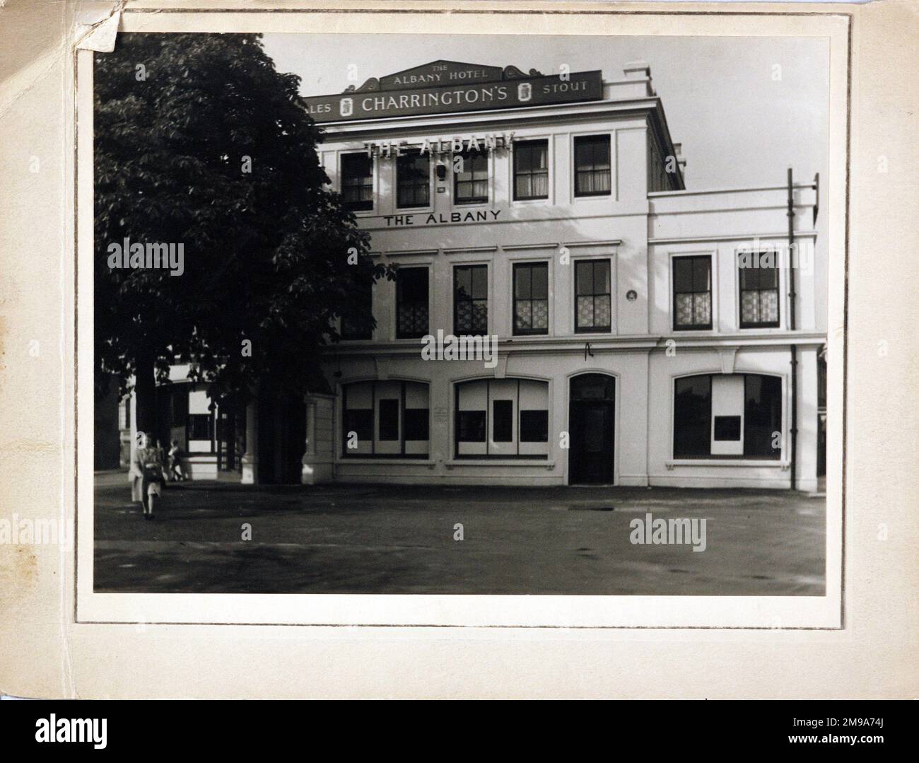 Photographie d'Albany pH, Twickenham, Grand Londres. Le côté principal de l'imprimé (illustré ici) représente : face sur la vue du pub. Le verso de l'imprimé (disponible sur demande) détails: ID photographe pour l'Albany, Twickenham, Greater London TW1 4EZ. En juillet 2018 . Pub communautaire individuel. Initialement répertorié comme Station Approach Banque D'Images