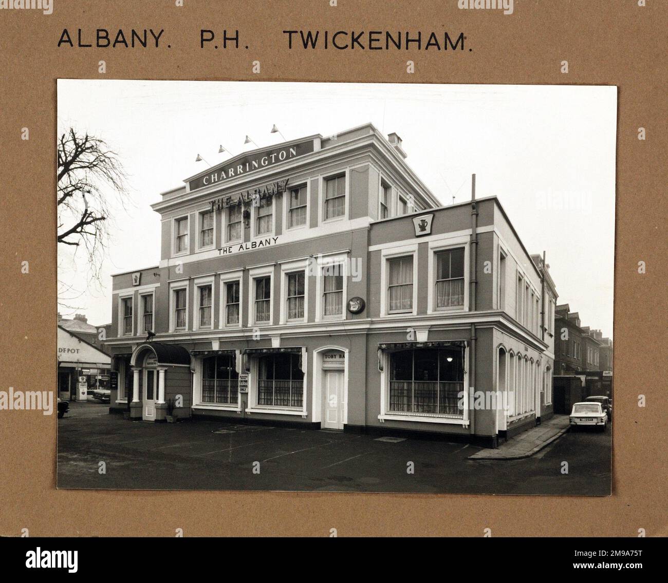 Photographie d'Albany pH, Twickenham, Grand Londres. Le côté principal de l'impression (illustré ici) représente : face droite sur la vue du pub. Le verso de l'imprimé (disponible sur demande) détails: Rien pour The Albany, Twickenham, Greater London TW1 4EZ. En juillet 2018 . Pub communautaire individuel. Initialement répertorié comme Station Approach Banque D'Images