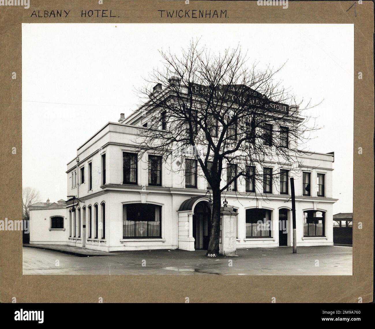 Photographie d'Albany pH, Twickenham, Grand Londres. Le côté principal de l'impression (illustré ici) représente : face gauche sur la vue du pub. Le verso de l'imprimé (disponible sur demande) détails: Rien pour The Albany, Twickenham, Greater London TW1 4EZ. En juillet 2018 . Pub communautaire individuel. Initialement répertorié comme Station Approach Banque D'Images