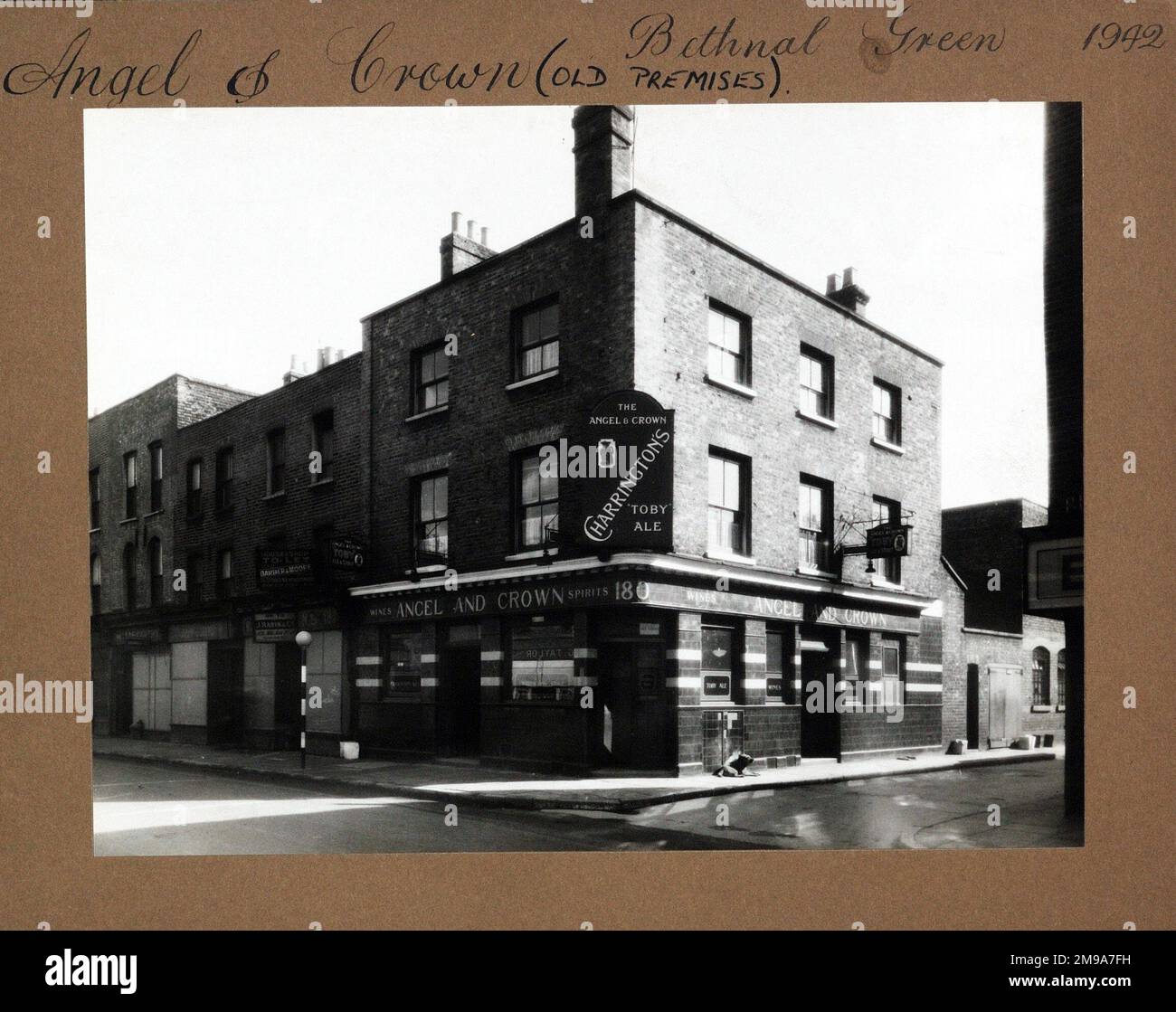 Photographie d'Angel & Crown pH, Bethnal Green (Old), Londres. Le côté principal de l'imprimé (illustré ici) représente : coin sur la vue du pub. Le verso de l'imprimé (disponible sur demande) détails: Rien pour l'Ange et la couronne, Bethnal Green (Old), Londres E2 0RY. En juillet 2018 . Anciennement Green Street qui devint la moitié occidentale de Roman Road Banque D'Images