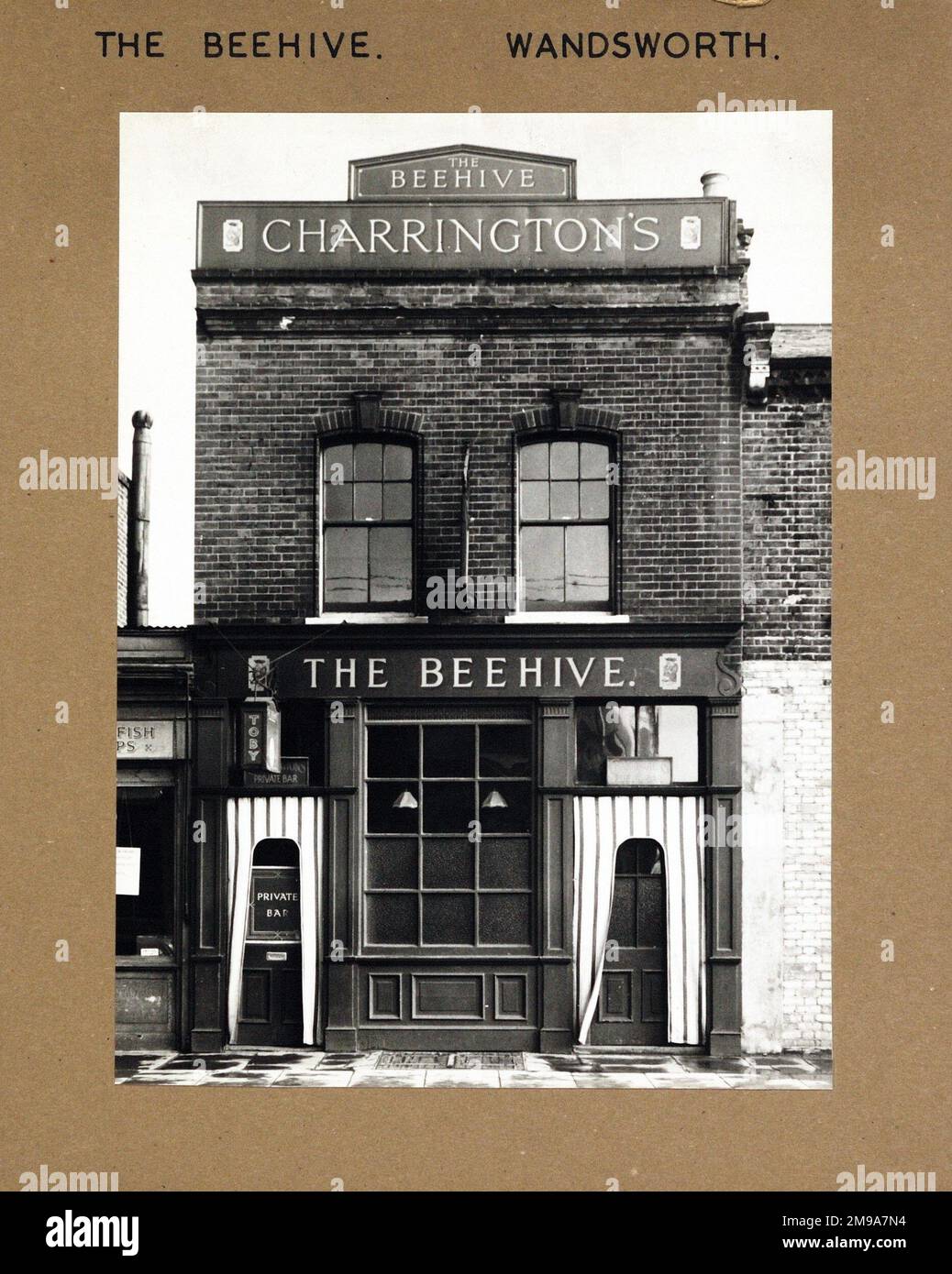 Photographie de Beehive pH, Wandsworth, Londres. Le côté principal de l'imprimé (illustré ici) représente : face sur la vue du pub. Le verso de l'imprimé (disponible sur demande) détails: Rien pour la ruche, Wandsworth, Londres SW11 1TH. En juillet 2018 . Pub Fullers Banque D'Images