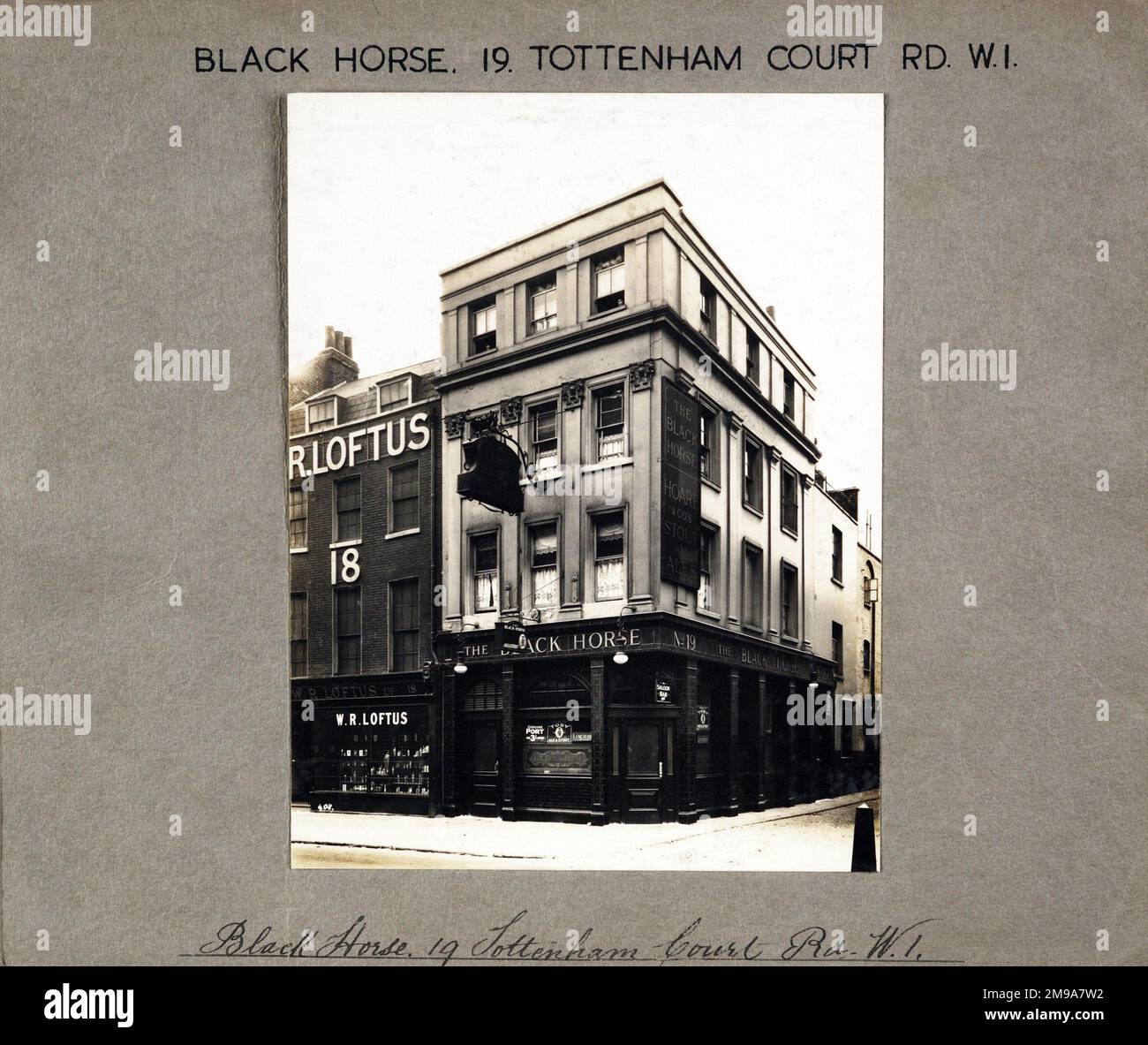 Photographie de Black Horse pH, Bloomsbury, Londres. Le côté principal de l'imprimé (illustré ici) représente : coin sur la vue du pub. Le verso de l'imprimé (disponible sur demande) détails: Rien pour le Black Horse, Bloomsbury, Londres WC1B 3AU. En juillet 2018 . Bombardé 28-9-40 fermé pendant 1 mois, bombardé sévèrement 8-12-40 fermé jusqu'à 10-4-41 quand rouvert comme un verrou avec tous les étages supérieurs enlevés. Maintenant démoli. Banque D'Images