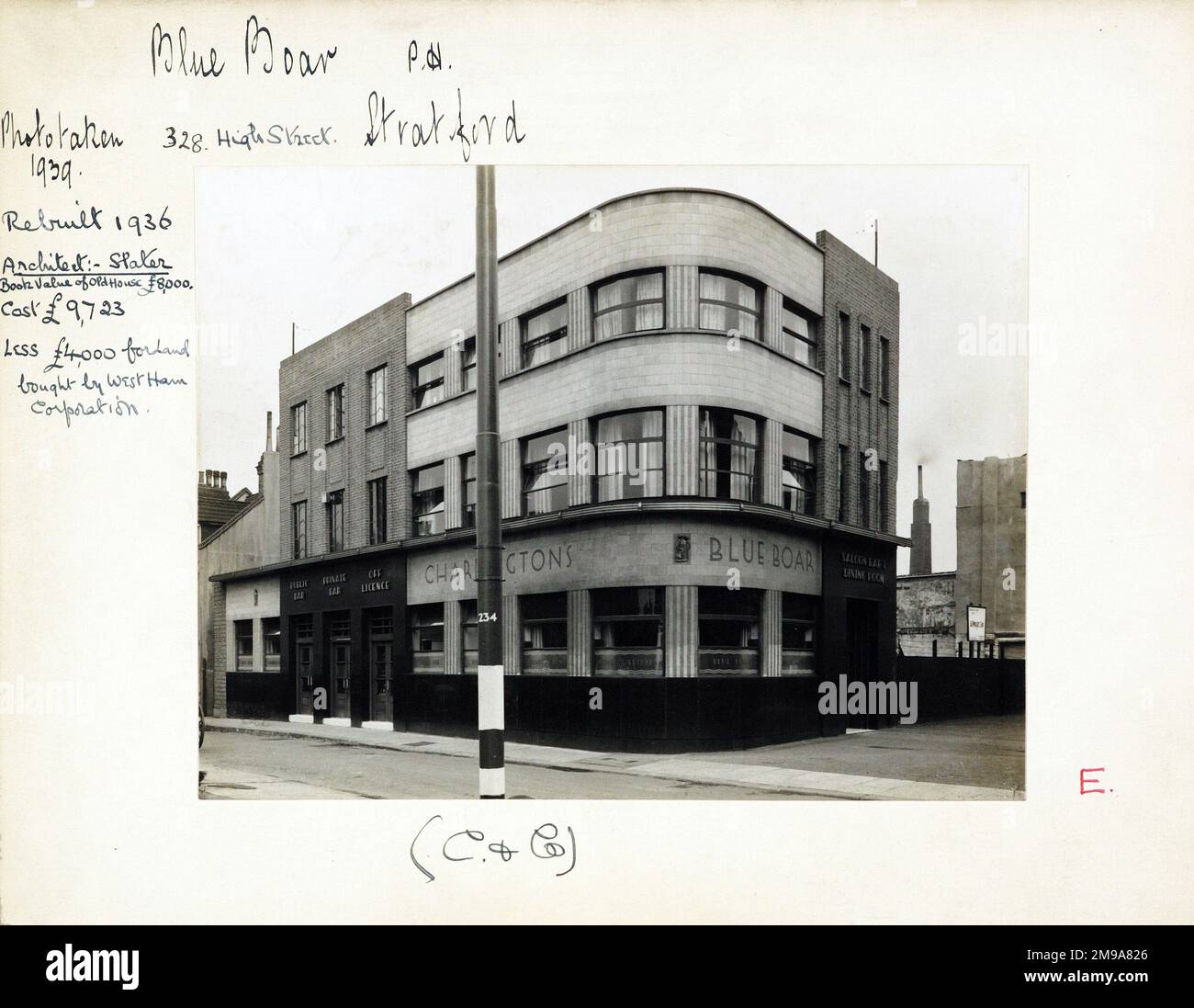 Photographie de Blue Boar pH, Stratford (New), Londres. Le côté principal de l'imprimé (illustré ici) représente : coin sur la vue du pub. Le verso de l'imprimé (disponible sur demande) détails: Trading Record 1929 . 1950 pour le Blue Boar, Stratford (New), Londres E15 4SB. En juillet 2018 . Le nouveau pub a été démoli quelque temps après 1962 dans un projet d'élargissement de la route Banque D'Images