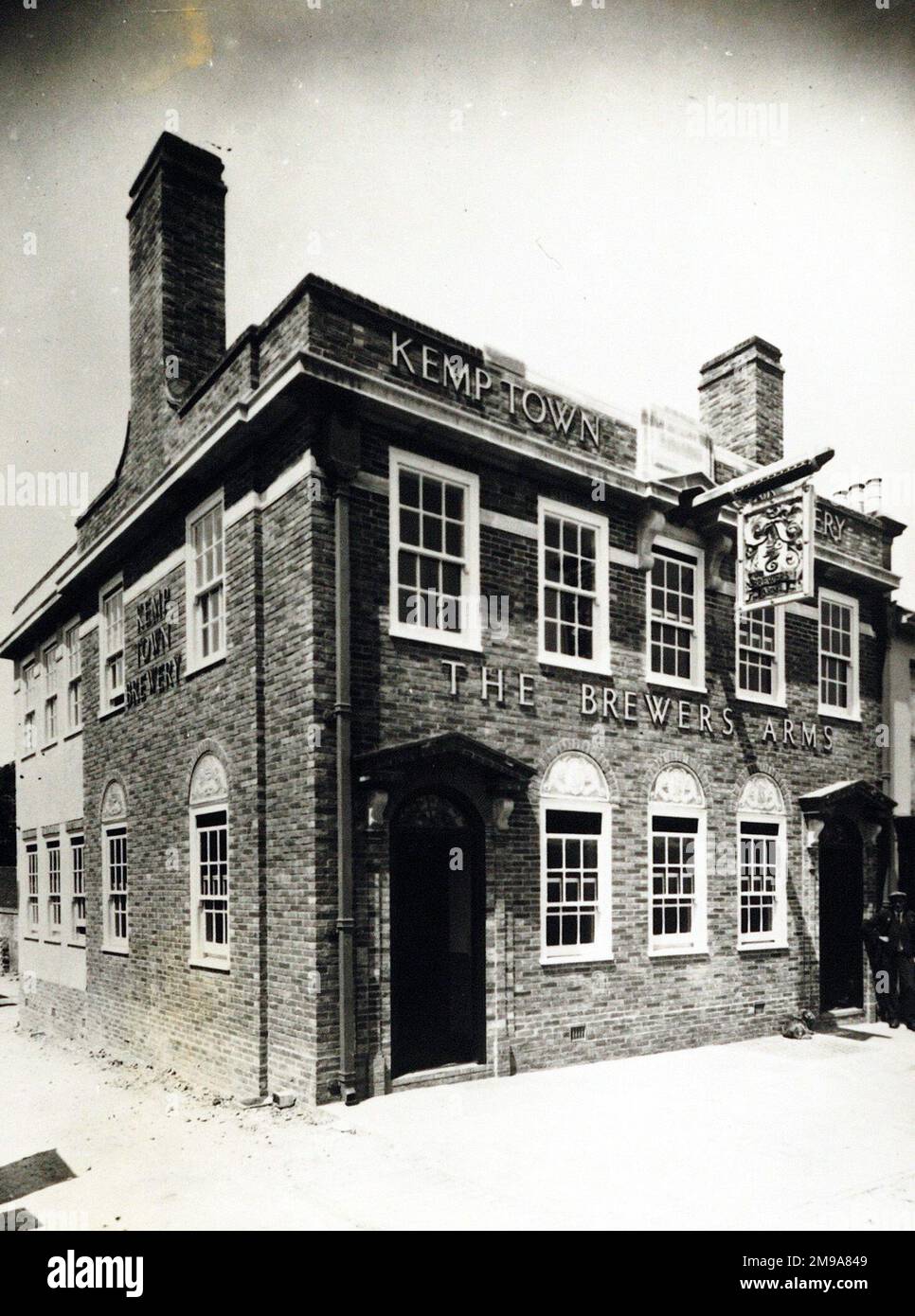 Photographie des armoiries de Brewers, Burgess Hill, Sussex. Le côté principal de l'imprimé (illustré ici) représente : coin sur la vue du pub. Le verso de l'imprimé (disponible sur demande) détails: Rien pour les armes Brewer, Burgess Hill, Sussex RH15 9QU. En juillet 2018 . Tavernes de punch Banque D'Images