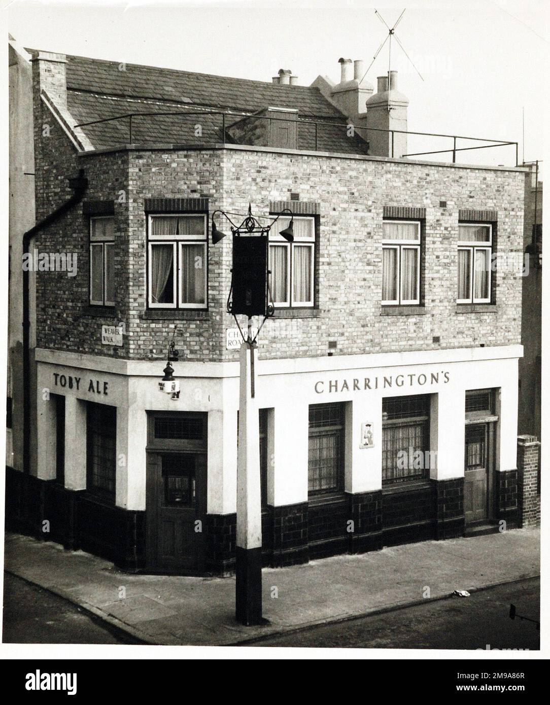 Photographie des armoiries de Brickmavers, Norwood (Nouveau), Londres. Le côté principal de l'imprimé (illustré ici) représente : le coin aérien sur la vue du pub. Le verso de l'imprimé (disponible sur demande) détails: ID photographe pour les bras de Bricklains, Norwood (Nouveau), Londres SE27 0TL. En juillet 2018 . Étages supérieurs convertis en appartements en décembre 2008; rez-de-chaussée vacant. Demande de planification en octobre 2013 pour convertir également le rez-de-chaussée en deux appartements refusée Banque D'Images