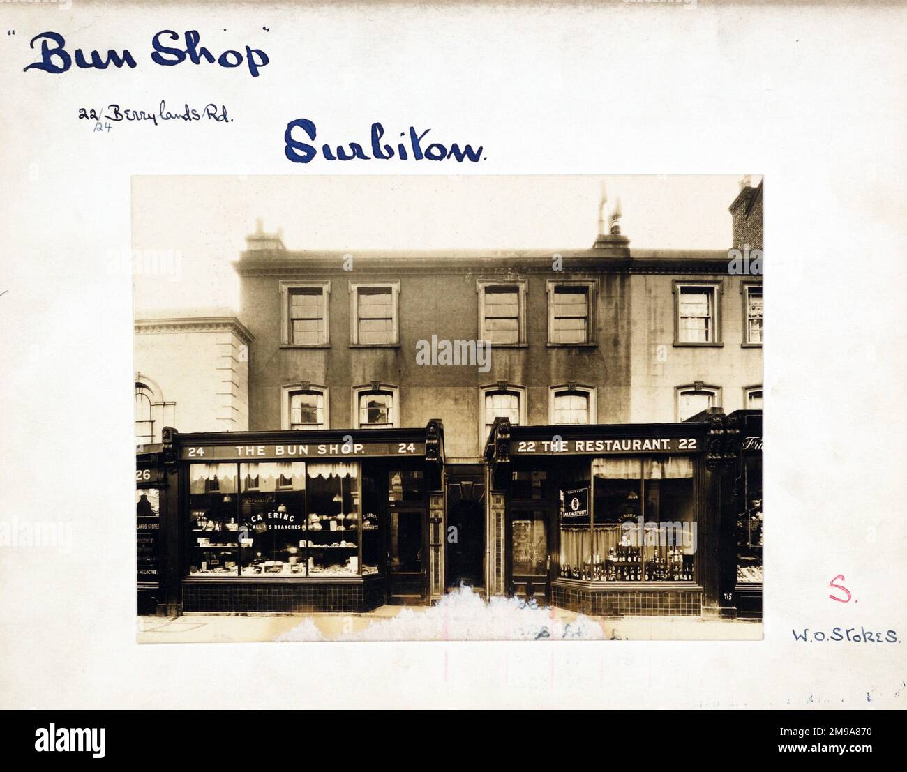 Photographie de Bun Shop pH, Surbiton, Surrey. Le côté principal de l'imprimé (illustré ici) représente : face sur la vue du pub. Le verso de l'imprimé (disponible sur demande) détails: Trading Record 1935 . 1956 pour le Bun Shop, Surbiton, Surrey KT5 8RA. En juillet 2018 . Aujourd’hui appelé le meilleur des mondes Banque D'Images