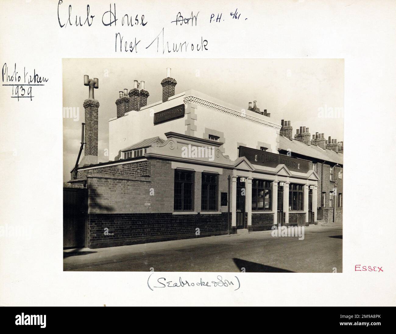 Photographie de Club House pH, West Thurrock, Essex. Le côté principal de l'impression (illustré ici) représente : face gauche sur la vue du pub. Le verso de l'imprimé (disponible sur demande) détails: Trading Record 1933 . 1961 pour le Club House, West Thurrock, Essex RM20 4AD. En juillet 2018 . Maintenant le vieux Shant Banque D'Images