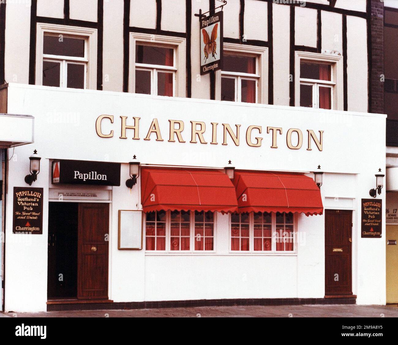 Photographie du critère pH, Southend, Essex. Le côté principal de l'impression (illustré ici) représente : couleur renommée pub face gauche sur la vue du pub. Le verso de l'imprimé (disponible sur demande) détails: Texte re critère renommant pour le critère, Southend, Essex SS1 2EJ. En juillet 2018 . Redessiné et modifié suite à de graves dommages causés par un incendie en juin 1975. Maintenant appelé papillon Banque D'Images