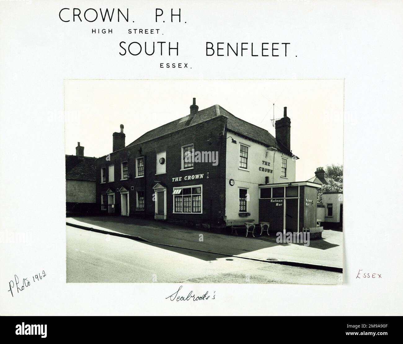 Photographie de Crown pH, South Benfleet, Essex. Le côté principal de l'impression (illustré ici) représente : face droite sur la vue du pub. Le verso de l'imprimé (disponible sur demande) détails: Trading Record 1940 . 1962 pour la Couronne, South Benfleet, Essex SS7 1NA. En juillet 2018 . Maintenant appelé la moitié de la Couronne . Pubs StoneGate Banque D'Images