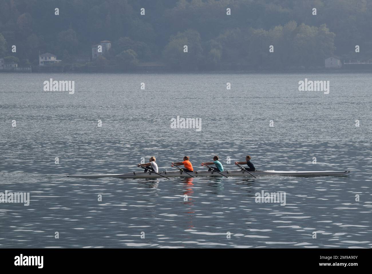 Femmes rameurs sur le lac de Côme, Italie Banque D'Images