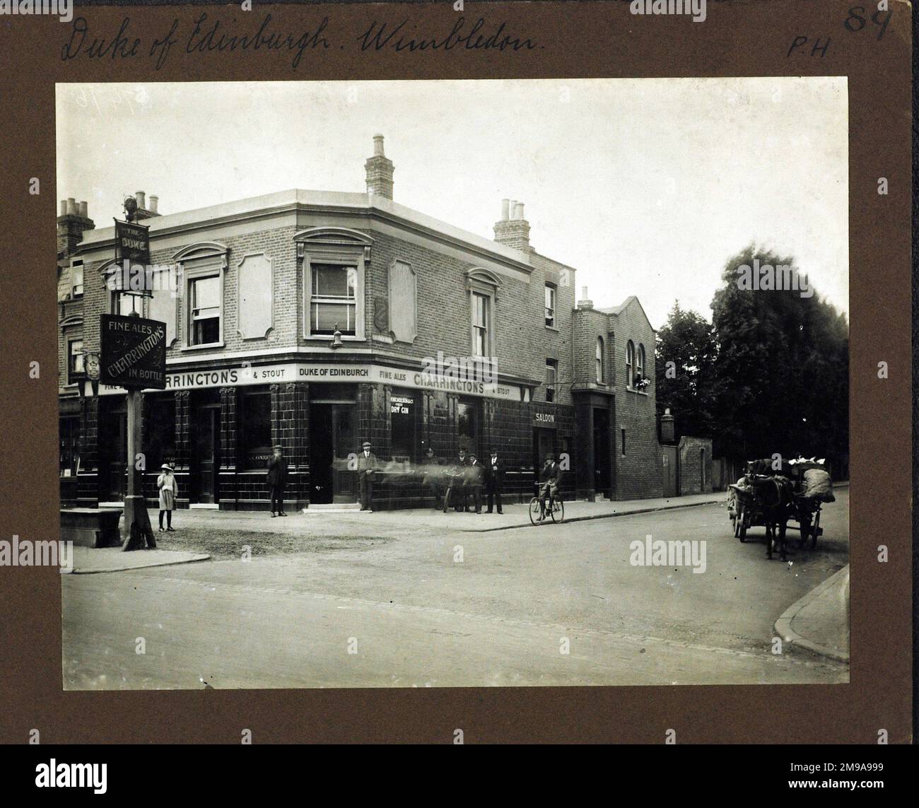 Photographie du duc d'Édimbourg, pH, Wimbledon, Londres. Le côté principal de l'imprimé (illustré ici) représente : coin sur la vue du pub. Le verso de l'imprimé (disponible sur demande) détails: Rien pour le duc d'Édimbourg, Wimbledon, Londres SW19 1Jn. En juillet 2018 . Bombardé et gravement endommagé le 15 août 1940, rouvert le 24 mai 1941, endommagé et fermé à nouveau le 10 juillet 1944 . maintenant démoli Banque D'Images