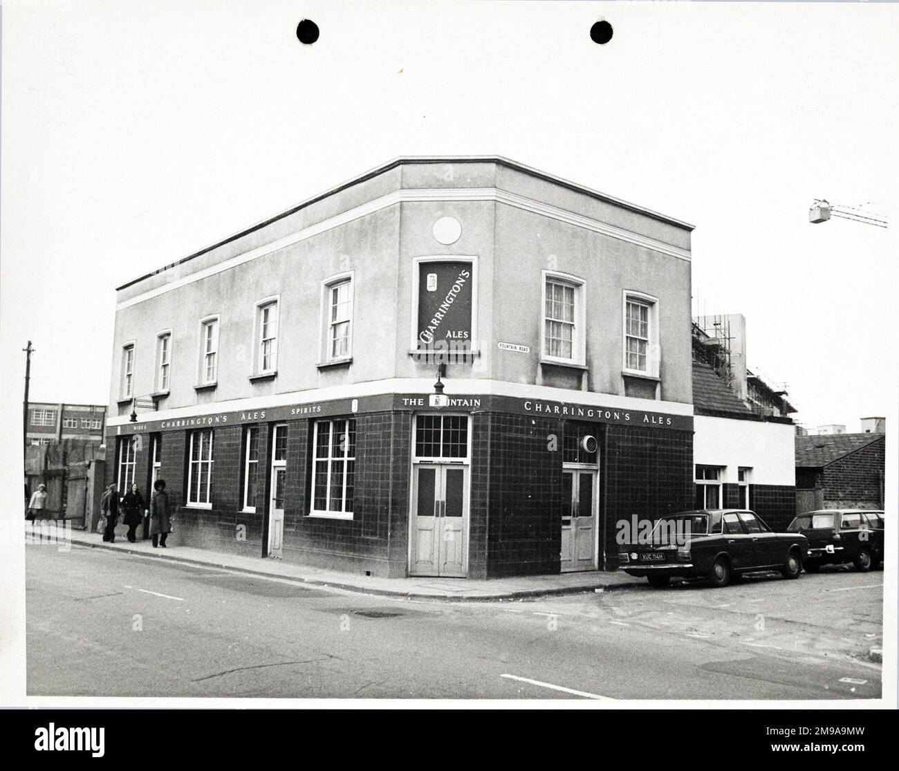 Photographie de Fountain pH, Mitcham, Grand Londres. Le côté principal de l'imprimé (illustré ici) représente : coin sur la vue du pub. Le verso de l'imprimé (disponible sur demande) détails: Rien pour la fontaine, Mitcham, Grand Londres CR4 3EJ. En juillet 2018 . 75 juillet fermé. Acheté par Merton Council pour démolition dans le cadre du nouveau développement du quadrant Nord.Ouest de Mitcham. Banque D'Images