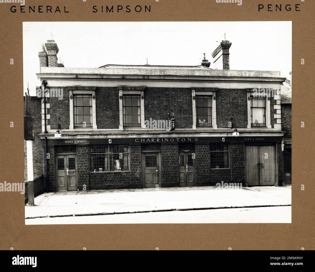 Photographie du général Simpson pH, Penge, Londres. Le côté principal de l'imprimé (illustré ici) représente : face sur la vue du pub. Le verso de l'imprimé (disponible sur demande) détails: Rien pour le général Simpson, Penge, Londres SE20 8LH. En juillet 2018 . Toute la route a été considérablement redéveloppée et le pub a été démoli au milieu de 1970s. Banque D'Images