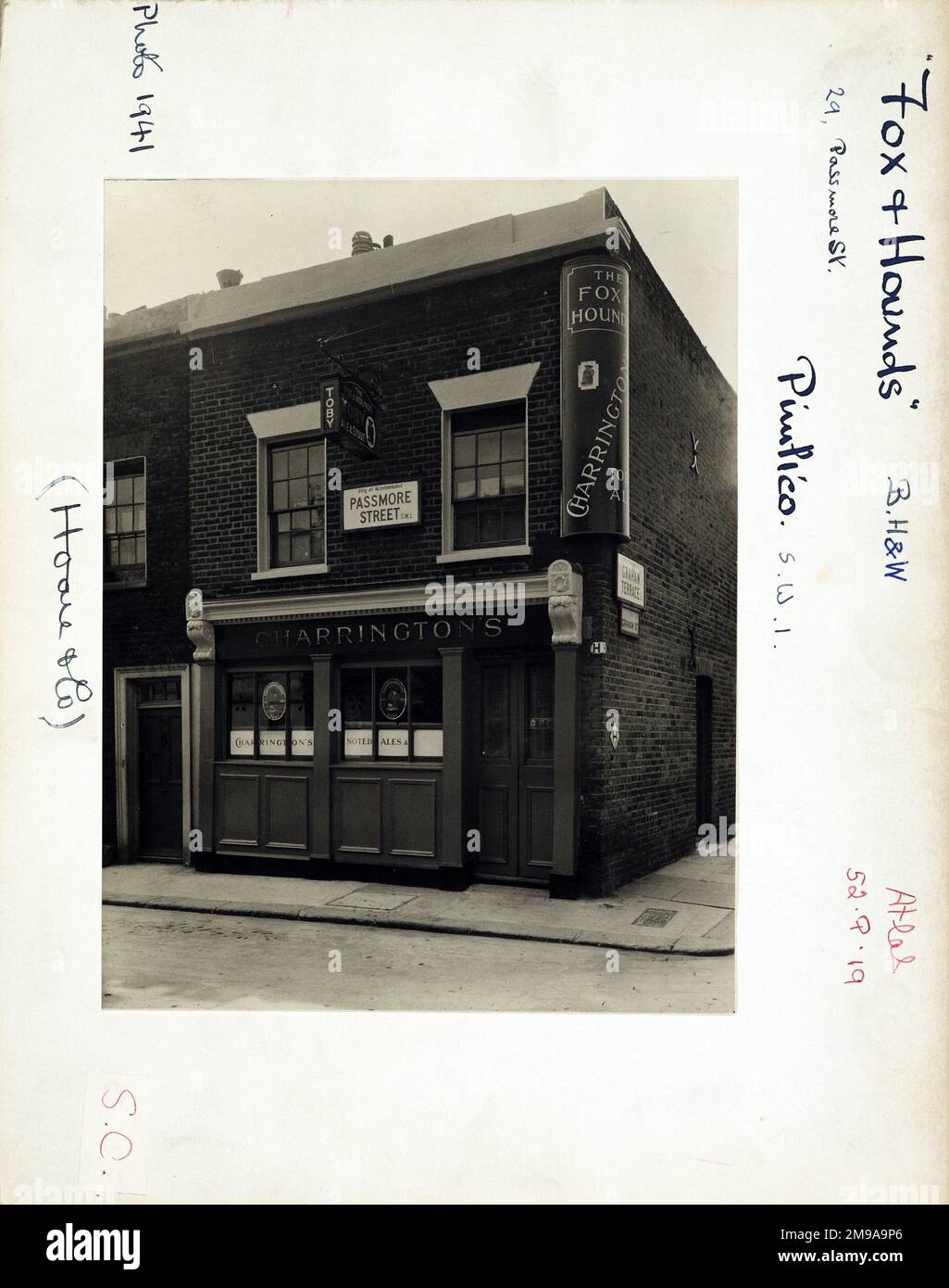 Photographie de Fox & Hounds pH, Pimlico, Londres. Le côté principal de l'impression (illustré ici) représente : face droite sur la vue du pub. Le verso de l'imprimé (disponible sur demande) détails: Trading Record 1934 . 1961 pour The Fox & Hounds, Pimlico, Londres SW1W 8HR. En juillet 2018 . RAM Pub Company (Young's) Banque D'Images