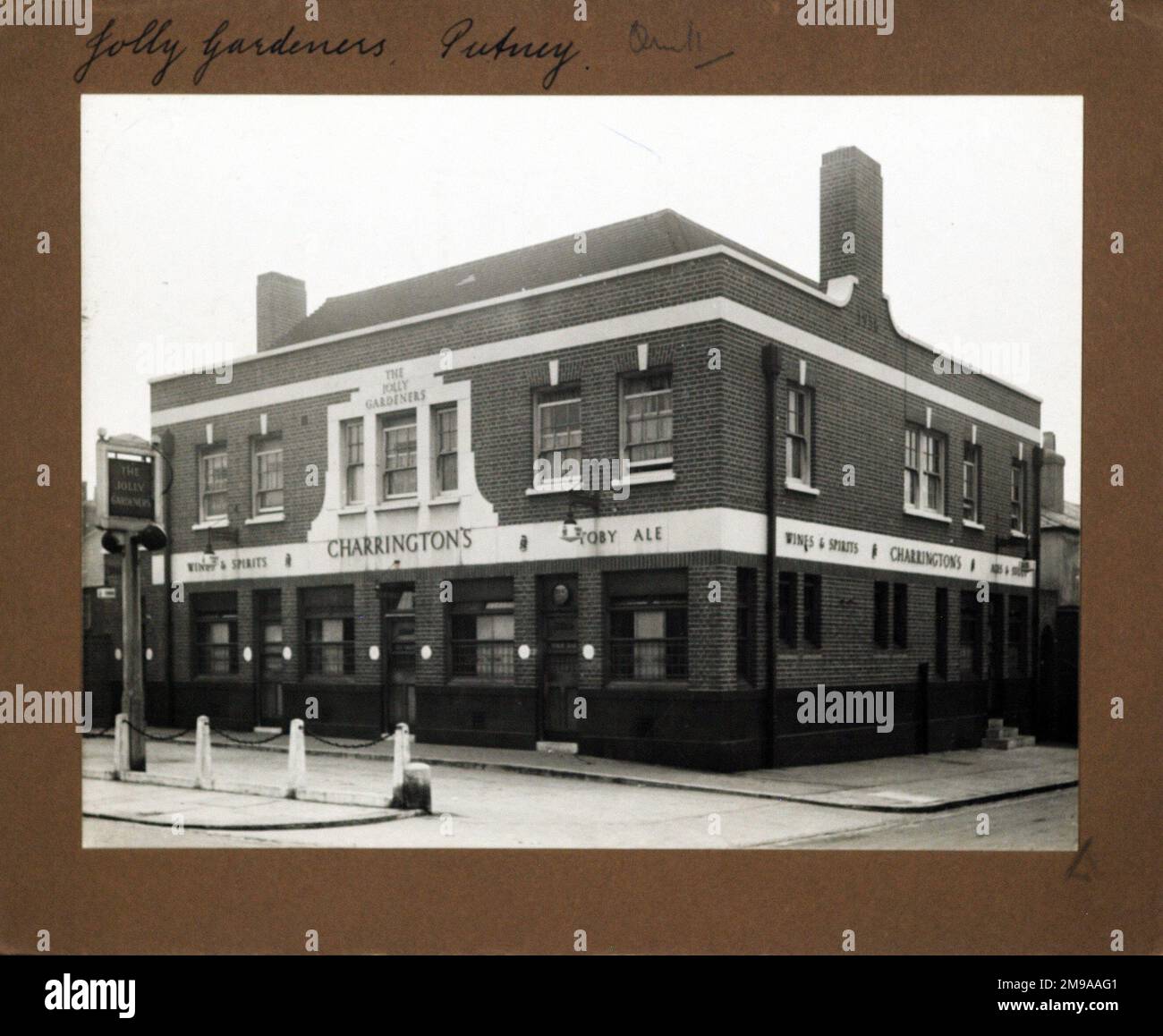 Photographie de Jolly Gardeners pH, Putney, Londres. Le côté principal de l'impression (illustré ici) représente : face droite sur la vue du pub. Le verso de l'imprimé (disponible sur demande) détails: Rien pour les jardiniers Jolly, Putney, Londres SW15 1NT. En juillet 2018 . Château (Mitchells et Butlers) Banque D'Images