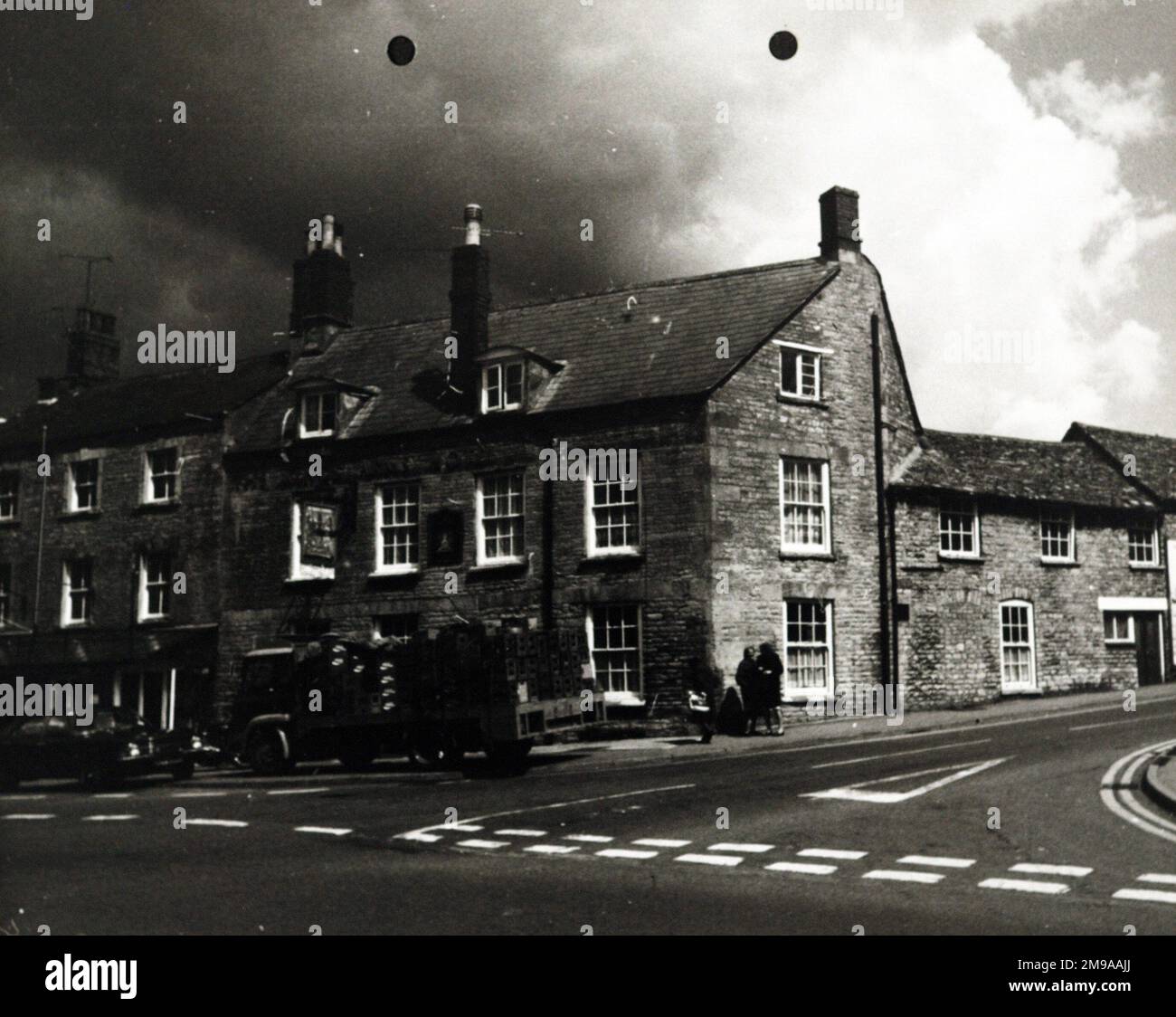 Photographie de Kings Arms Hotel, Chipping Norton, Oxfordshire. Le côté principal de l'imprimé (illustré ici) représente : coin sur la vue du pub. Le verso de l'imprimé (disponible sur demande) détails: Rien pour le Kings Arms Hotel, Chipping Norton, Oxfordshire OX7 5AA. En juillet 2018 . Arkells Banque D'Images