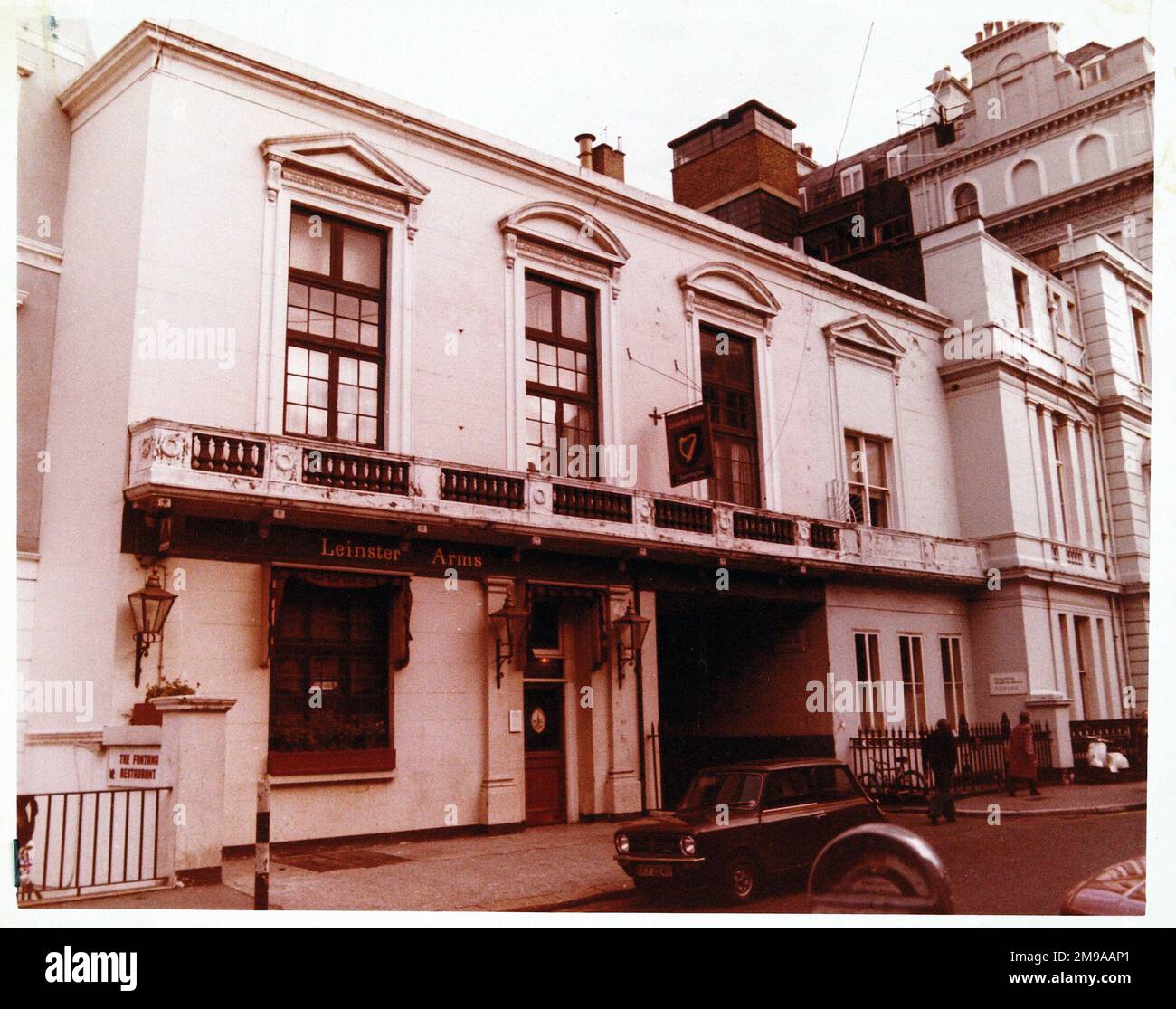 Photographie de Leinster Arms, Lancaster Gate, Londres. Le côté principal de l'impression (illustré ici) représente : face gauche sur la vue du pub. Le verso de l'imprimé (disponible sur demande) détails: Rien pour les bras Leinster, Lancaster Gate, Londres W2 3EU. En juillet 2018 . StoneGate Pub Co Banque D'Images