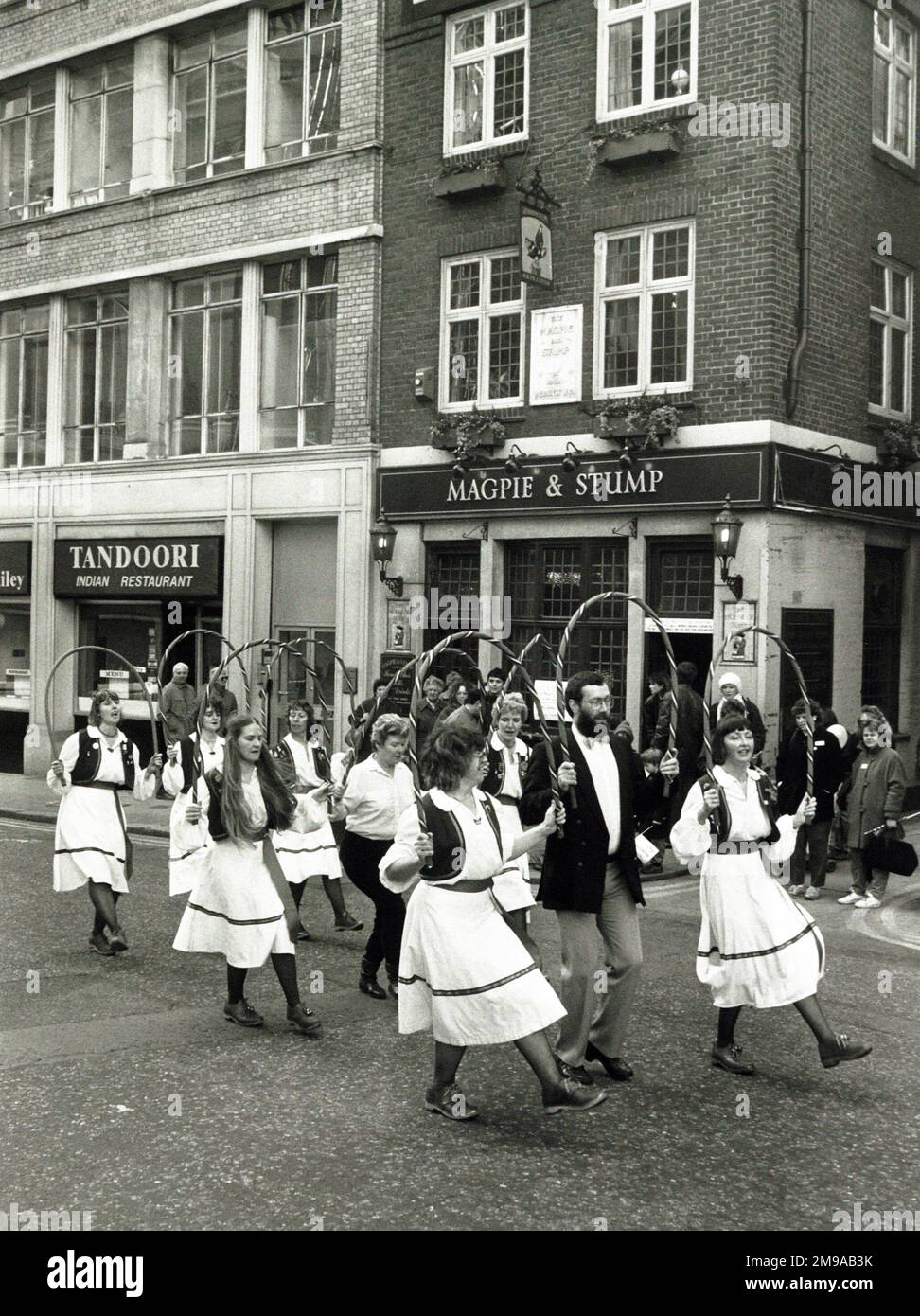 Photographie de Magpie & Stump pH, Old Bailey, Londres. Le côté principal de l'imprimé (illustré ici) représente : vue sur le pub extérieur avec des danseurs de campagne. Le verso de l'impression (disponible sur demande) détails : ID du photographe pour The Magpie & Stump, Old Bailey, Londres EC4M 7EP. En juillet 2018 . Auberges d'entreprise Banque D'Images
