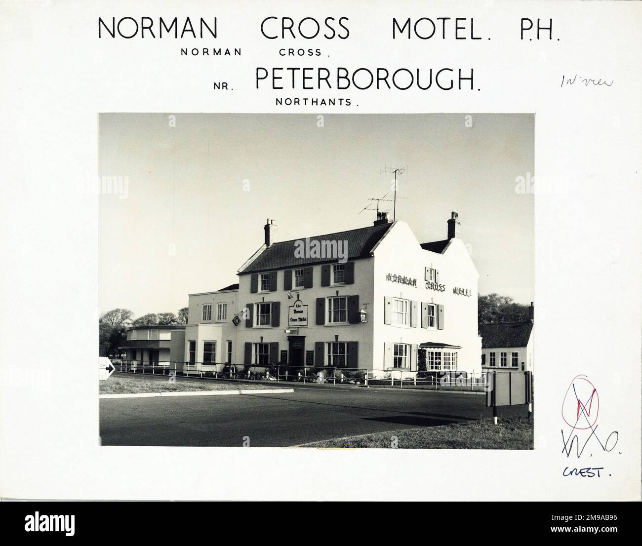 Norman Cross Motel, Peterborough, Cambridgeshire. Le côté principal de l'imprimé (illustré ici) représente : coin sur la vue du pub. Le verso de l'imprimé (disponible sur demande) détails : Registre des transactions 1962 pour le Norman Cross Motel, Peterborough (Old), Cambridgeshire PE7 3TB. En juillet 2018 . Hôtel reconstruit Banque D'Images