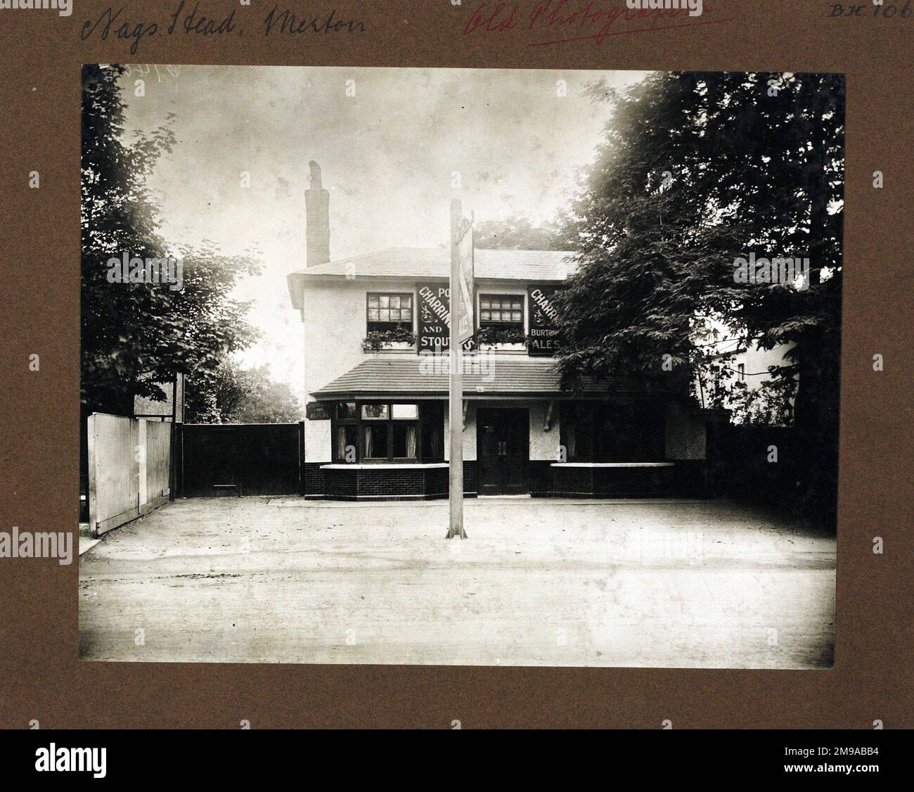 Photographie de Nags Head pH, Merton (Old), Londres. Le côté principal de l'imprimé (illustré ici) représente : face sur la vue du pub. Le verso de l'imprimé (disponible sur demande) détails: Rien pour The Nags Head, Merton (Old), Londres SW19 3BJ. En juillet 2018 . Démoli pour un nouveau pub Banque D'Images