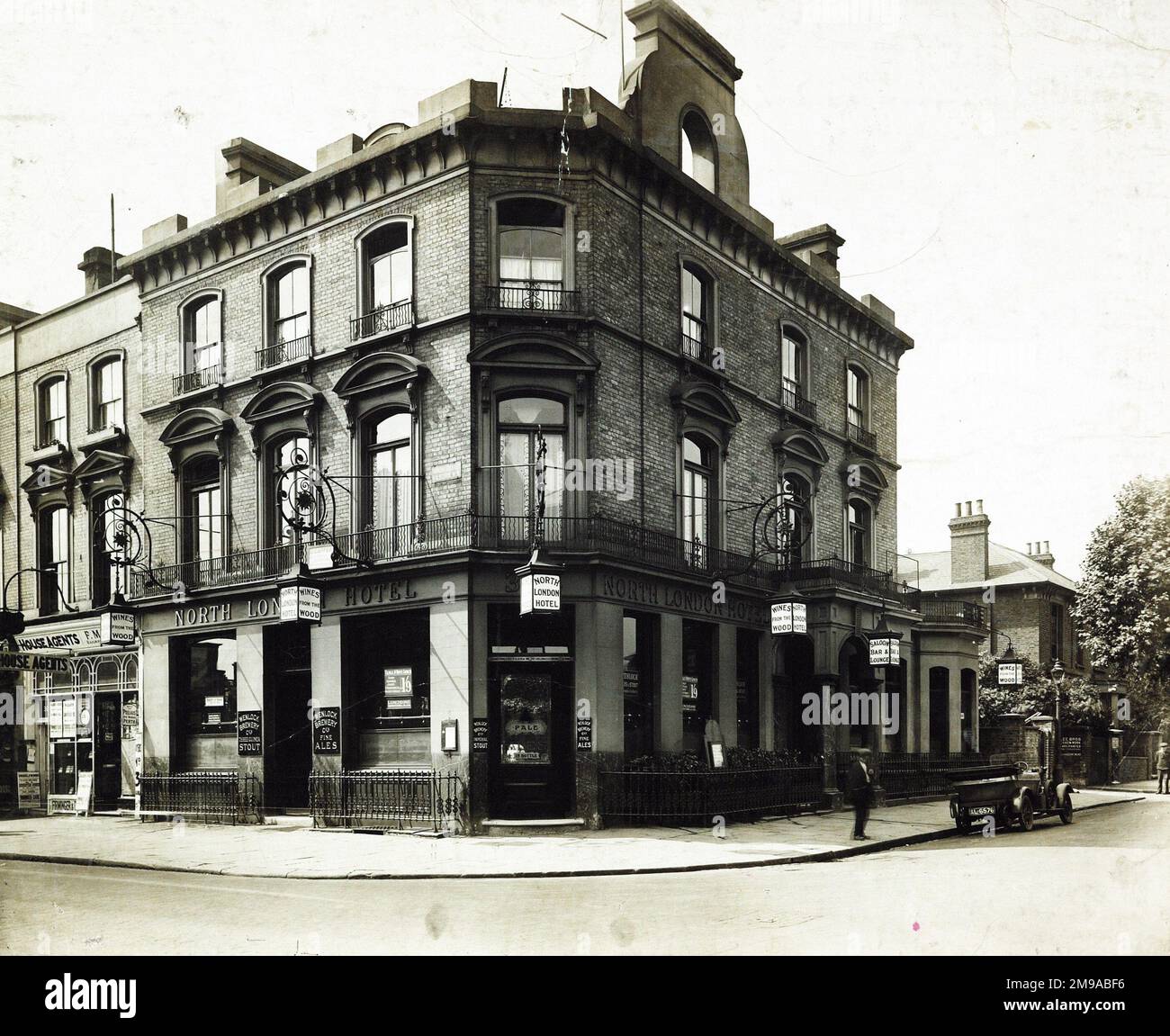 Photographie de North London Hotel, Kilburn, Londres. Le côté principal de l'imprimé (illustré ici) représente : coin sur la vue du pub. Le verso de l'imprimé (disponible sur demande) détails: Rien pour le North London Hotel, Kilburn, Londres NW6 7QB. En juillet 2018 . Métropolitaine (Greene King) Banque D'Images