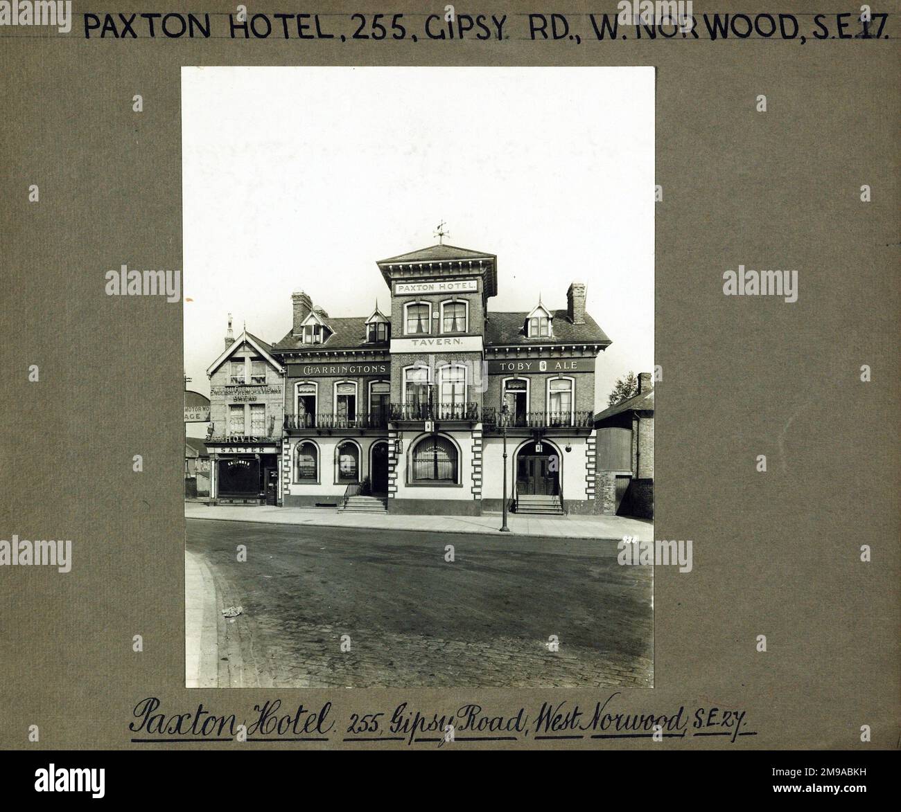 Photographie de l'hôtel Paxton, West Norwood, Londres. Le côté principal de l'imprimé (illustré ici) représente : face sur la vue du pub. Le verso de l'imprimé (disponible sur demande) détails: Rien pour l'hôtel Paxton, West Norwood, Londres SE27 9QY. En juillet 2018 . Métropolitaine (Greene King) Banque D'Images