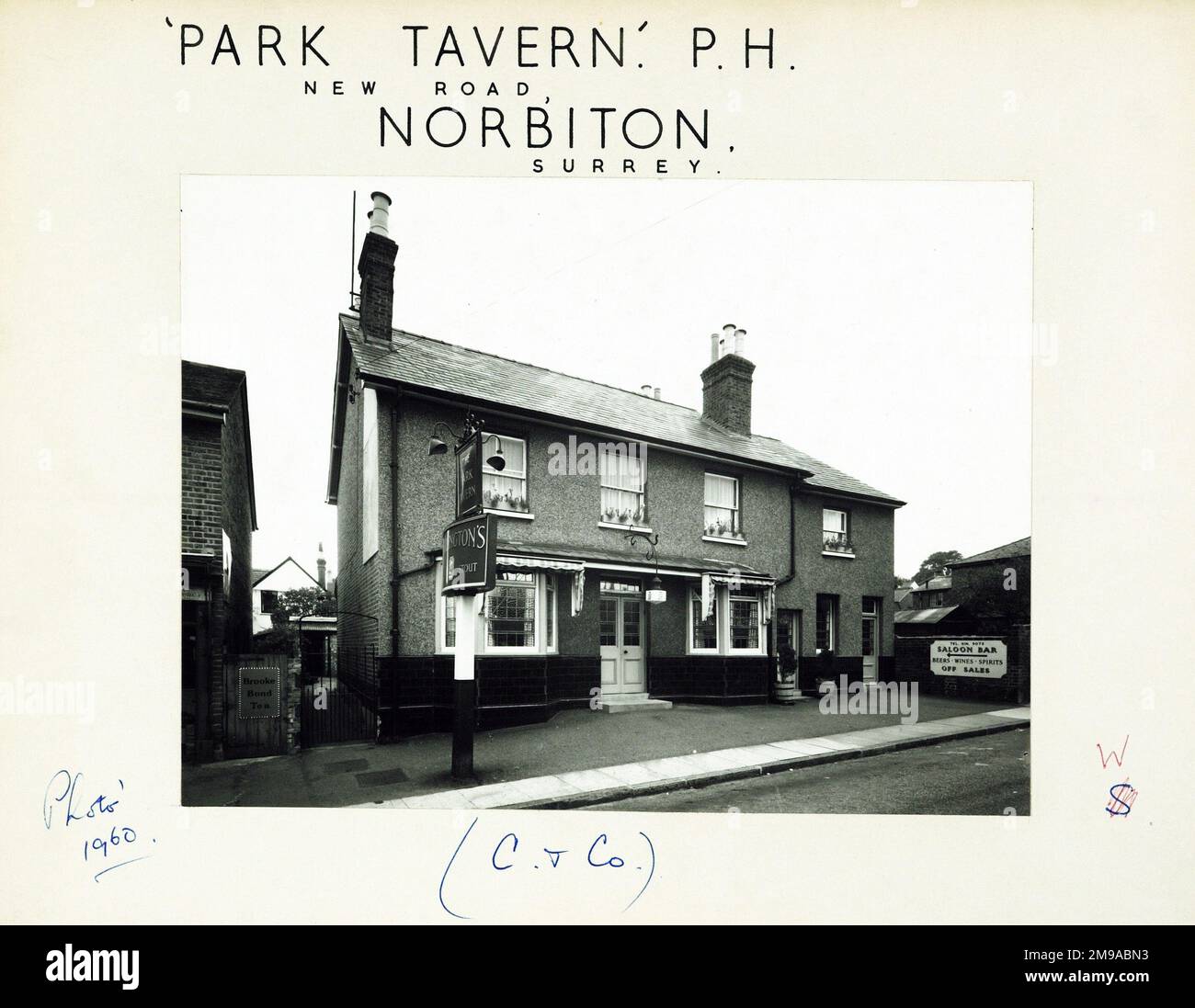 Photographie de Park Tavern , Kingston, Surrey. Le côté principal de l'impression (illustré ici) représente : face gauche sur la vue du pub. Le verso de l'imprimé (disponible sur demande) détails: Trading Record 1939 . 1961 pour The Park Tavern, Kingston, Surrey KT2 6AP. En juillet 2018 . Maison libre Banque D'Images