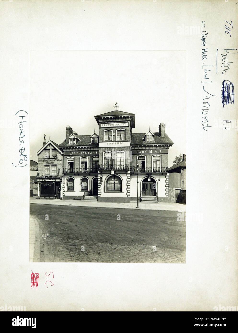 Photographie de l'hôtel Paxton, West Norwood, Londres. Le côté principal de l'imprimé (illustré ici) représente : face sur la vue du pub. Le verso de l'imprimé (disponible sur demande) détails: Trading Record 1934 . 1961 pour l'hôtel Paxton, West Norwood, Londres SE27 9QY. En juillet 2018 . Métropolitaine (Greene King) Banque D'Images