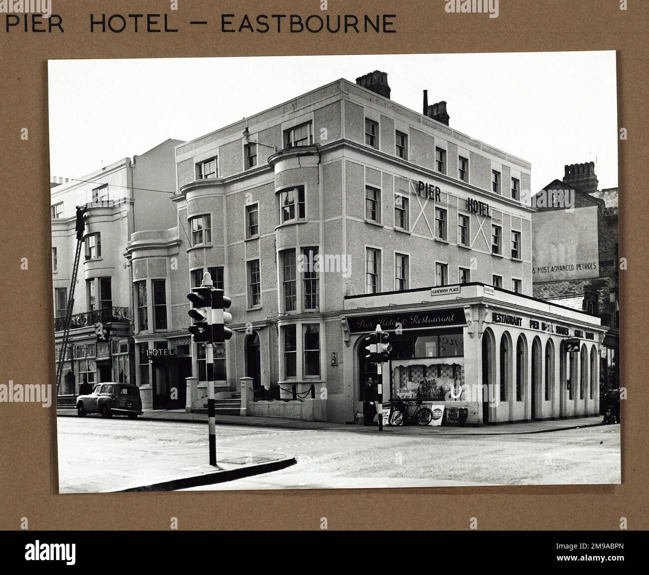 Photographie de Pier Hotel, Eastbourne, Sussex. Le côté principal de l'impression (illustré ici) représente : coin sur la vue. Le verso de l'imprimé (disponible sur demande) détails: Rien pour le Pier Hotel, Eastbourne, Sussex BN21 3EH. En juillet 2018 . Pub fermé mais hôtel toujours opérationnel Banque D'Images