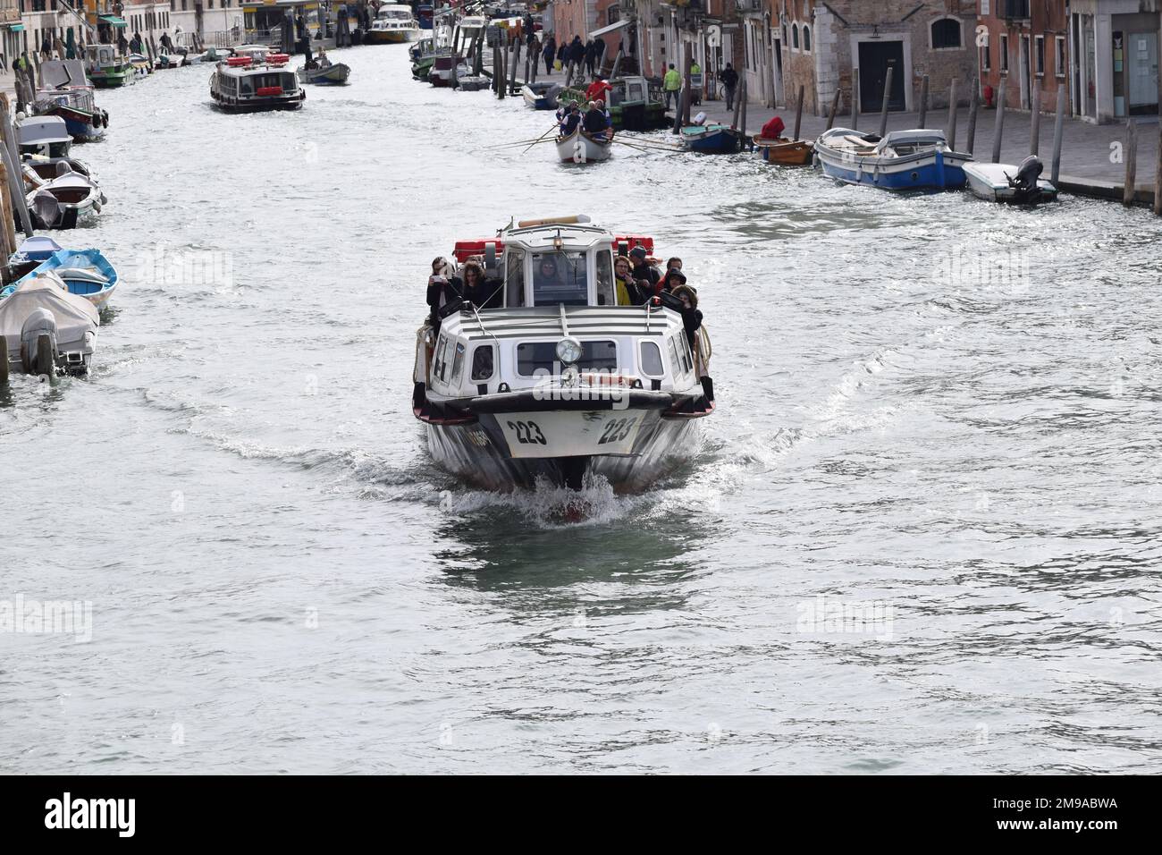 Bateau de banlieue sur le Grand Canal, Venise, Italie Banque D'Images