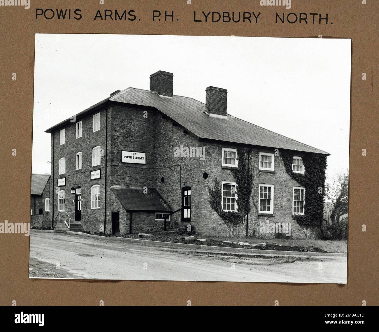 Photographie des armes Powis, Lydbury Nord, Shropshire. Le côté principal de l'imprimé (illustré ici) représente : coin sur la vue du pub. Le verso de l'imprimé (disponible sur demande) détails: Rien pour les armes Powis, Lydbury North, Shropshire SY7 8AU. En juillet 2018 . Propriété individuelle Banque D'Images