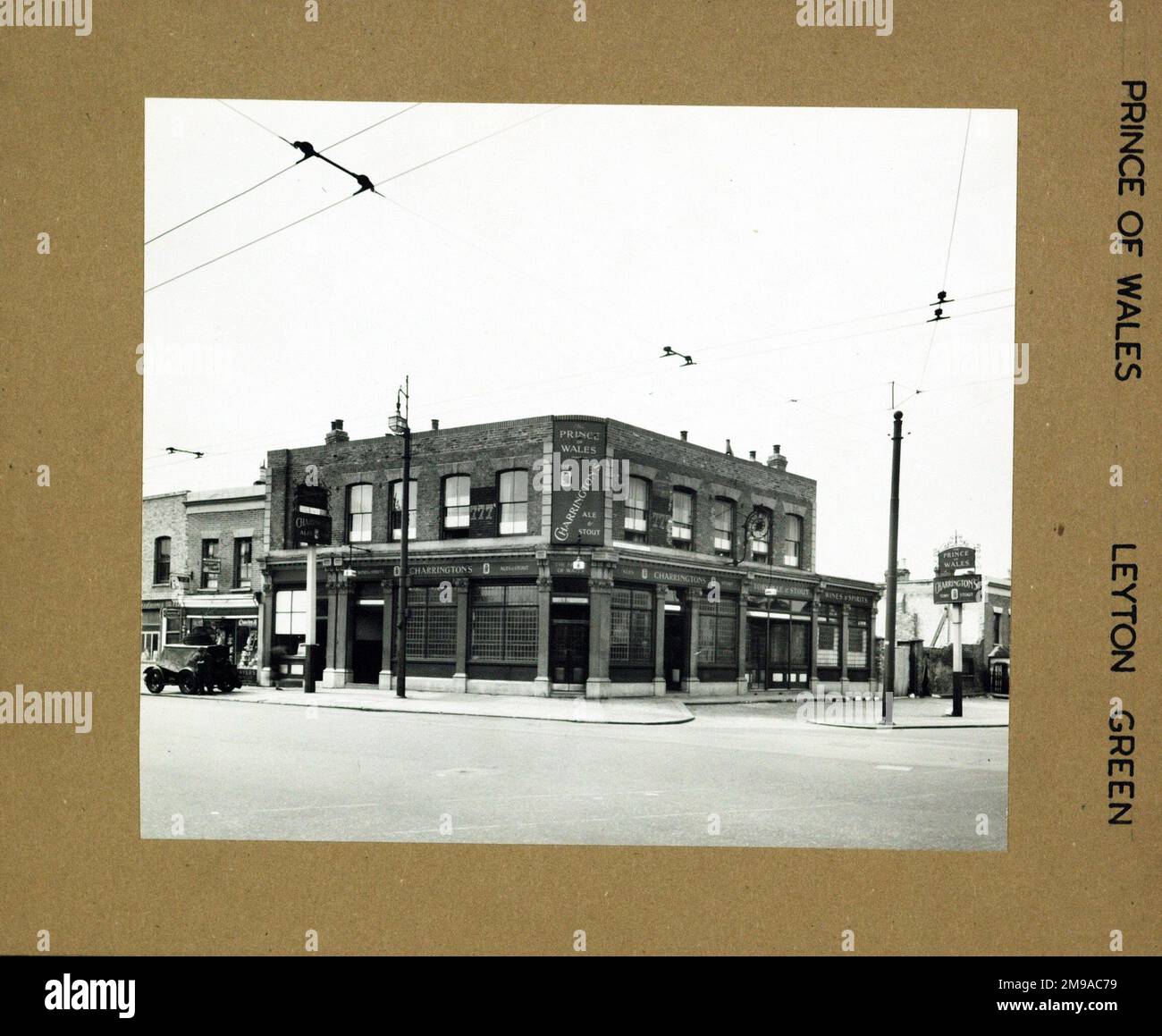 Photographie du Prince de Galles pH, Leyton Green, Londres. Le côté principal de l'imprimé (illustré ici) représente : coin sur la vue du pub. Le verso de l'imprimé (disponible sur demande) détails: Rien pour le Prince de Galles, Leyton Green, Londres E10 5AB. En juillet 2018 . Renommé 'Shoe Laces Now 'Pepper's Ghost' . Tavernes de punch Banque D'Images