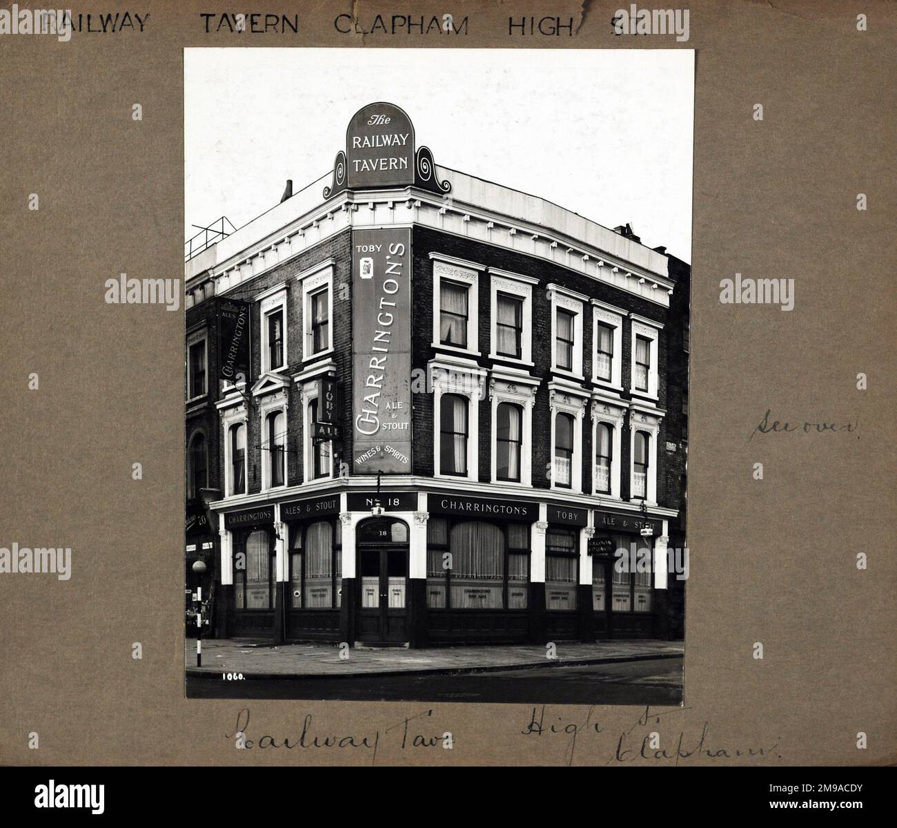 Photographie de Railway Tavern , Clapham, Londres. Le côté principal de l'imprimé (illustré ici) représente : coin sur la vue du pub. Le verso de l'imprimé (disponible sur demande) détails: Rien pour la taverne de chemin de fer, Clapham, Londres SW4 7UR. En juillet 2018 . Château (Mitchells et Butlers) Banque D'Images